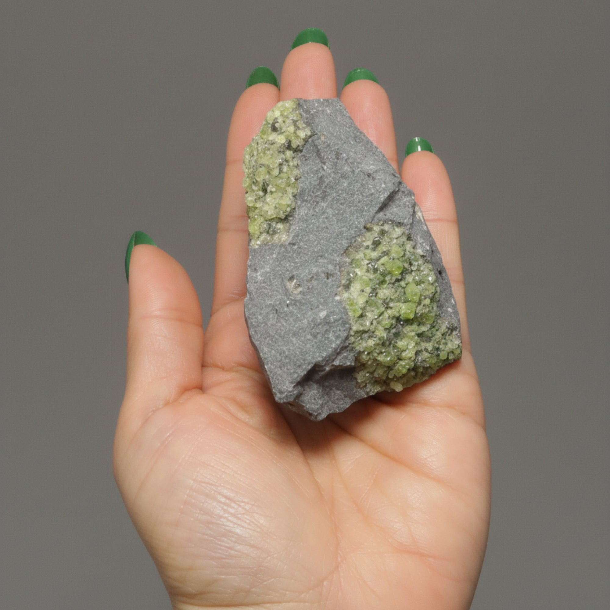 Peridot-Cluster Basaltstein Grüne Insel Vulkan-Edelstein