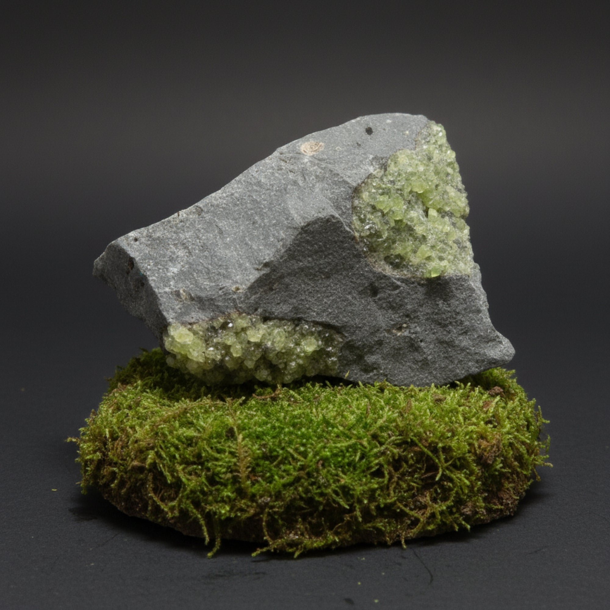 Peridot-Cluster Basaltstein Grüne Insel Vulkan-Edelstein