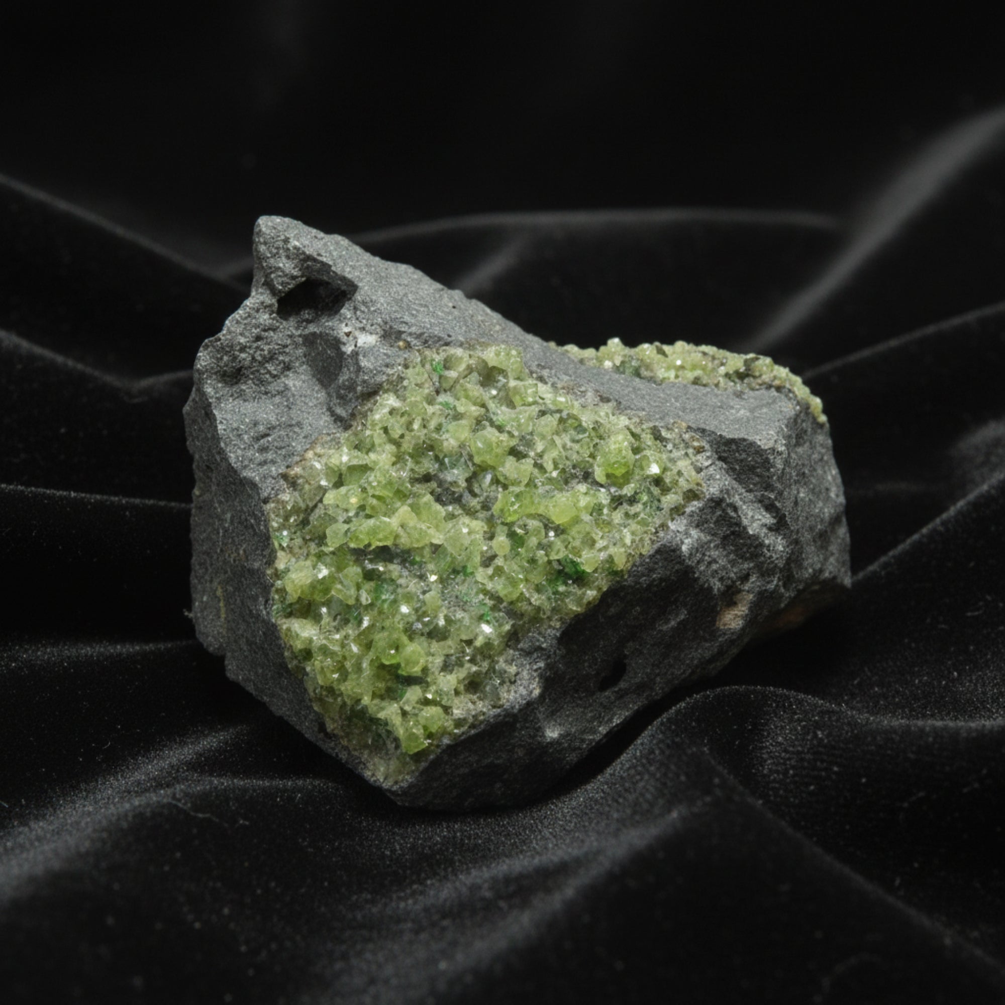Peridot-Cluster Basaltstein Grüne Insel Vulkan-Edelstein