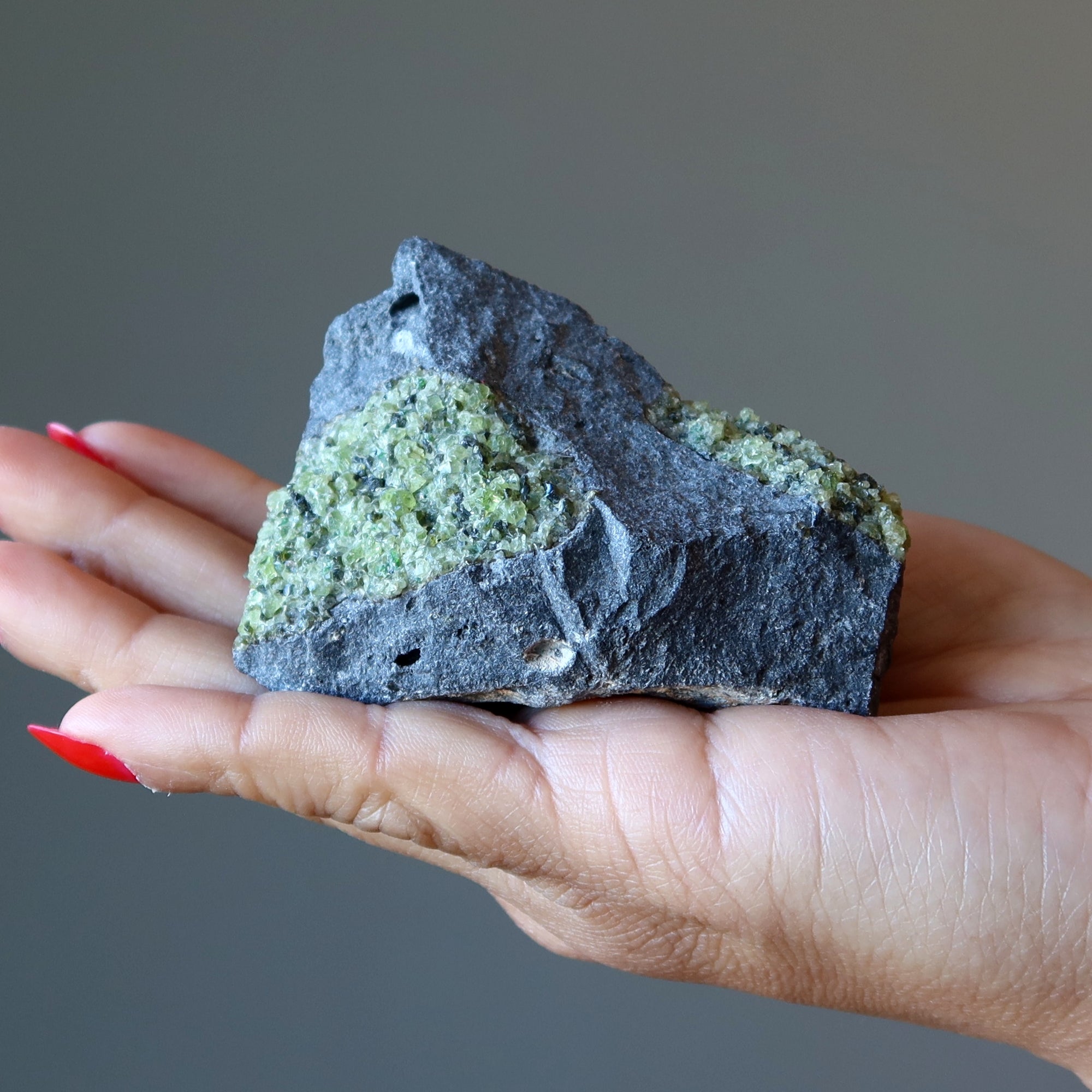 Peridot-Cluster Basaltstein Grüne Insel Vulkan-Edelstein