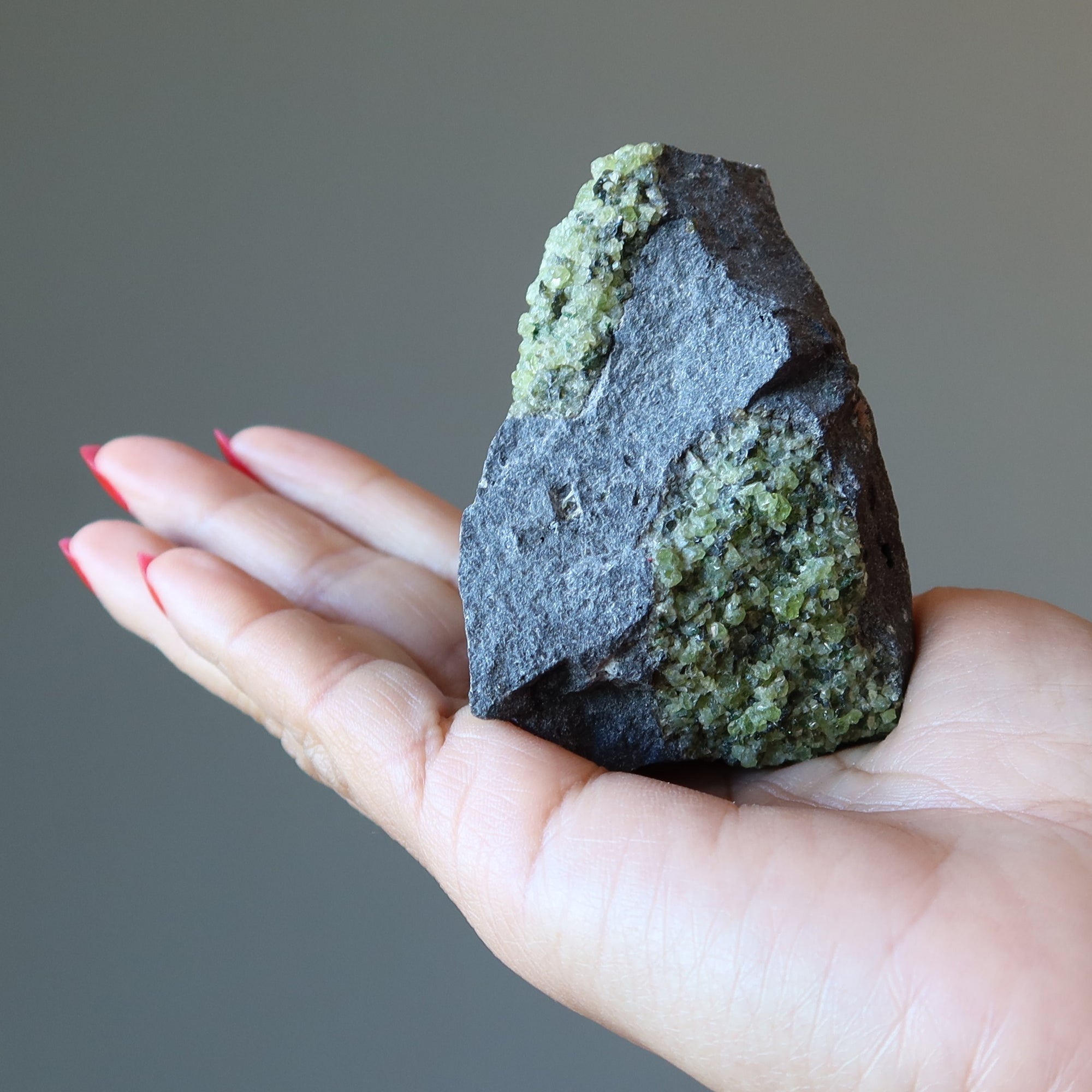Peridot-Cluster Basaltstein Grüne Insel Vulkan-Edelstein