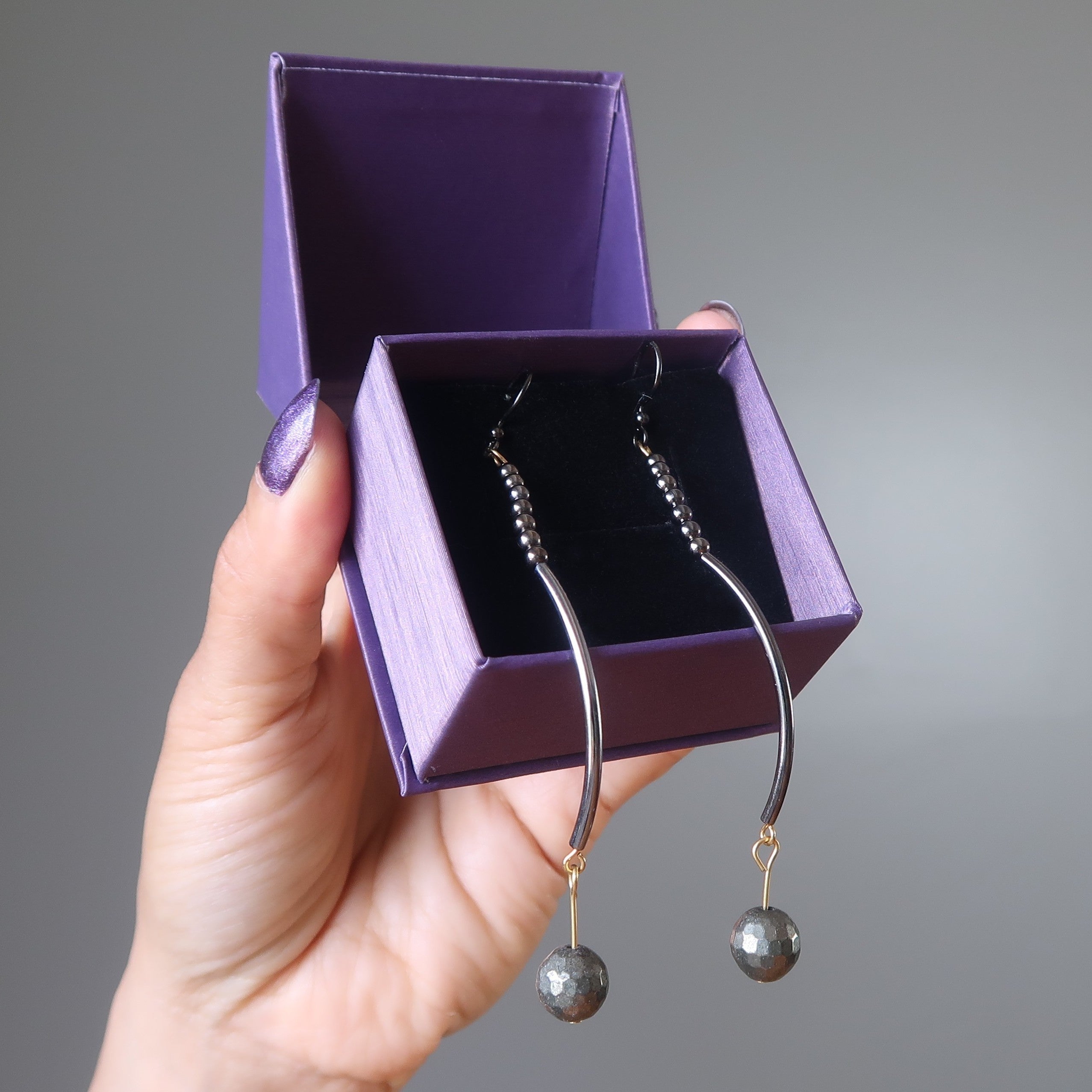 Boucles d'oreilles en pyrite Étincelle romantique Courbe élégante et longue