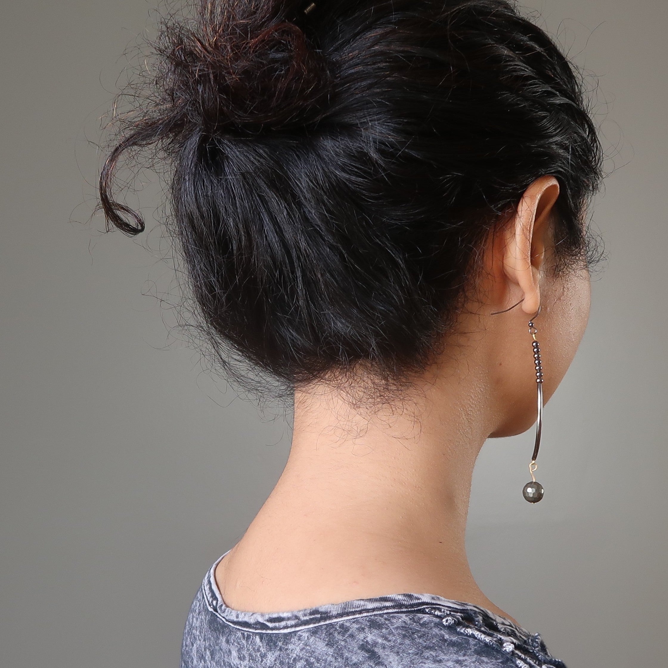 Boucles d'oreilles en pyrite Étincelle romantique Courbe élégante et longue
