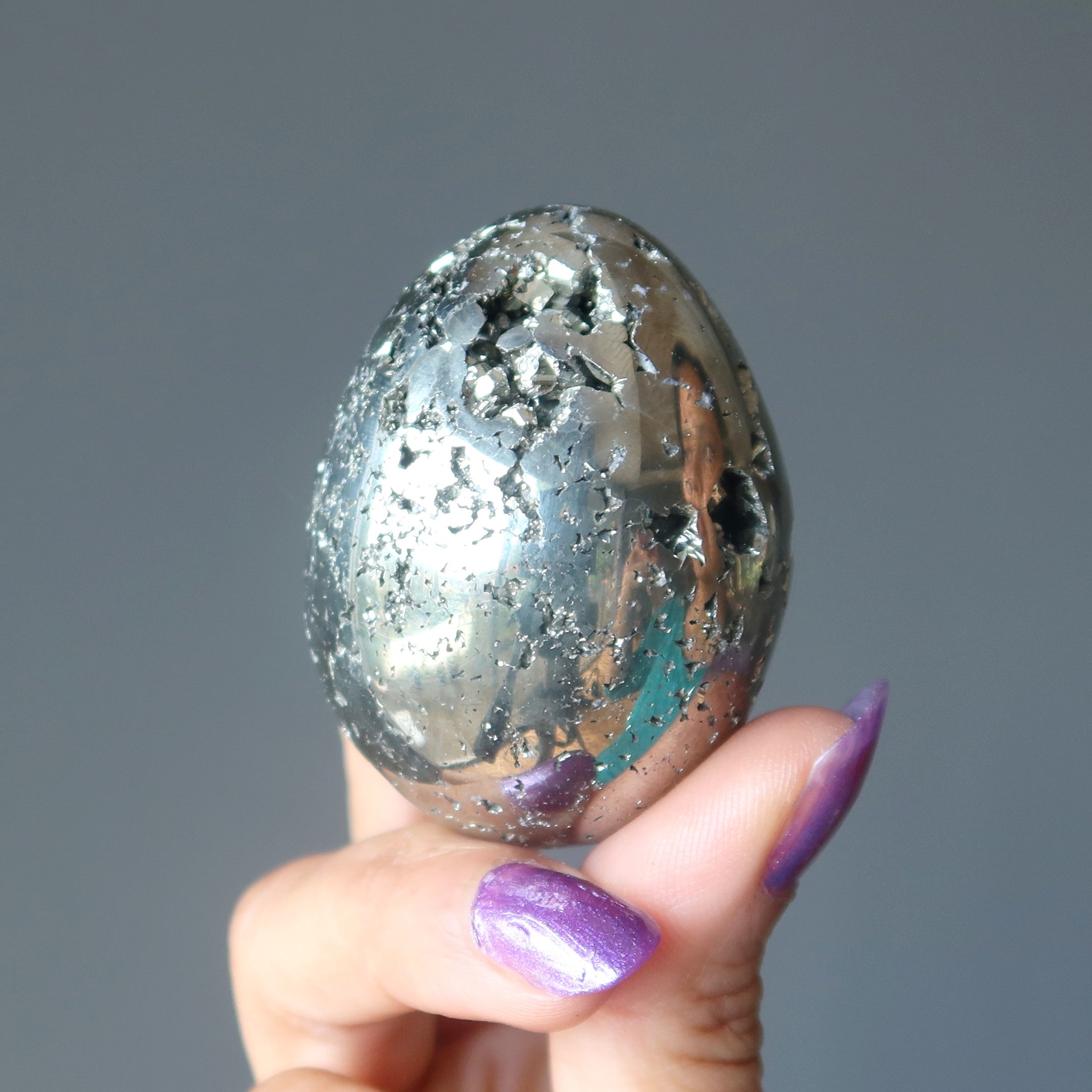 Œuf de pyrite prospérité dorée, amas de cristaux étincelants