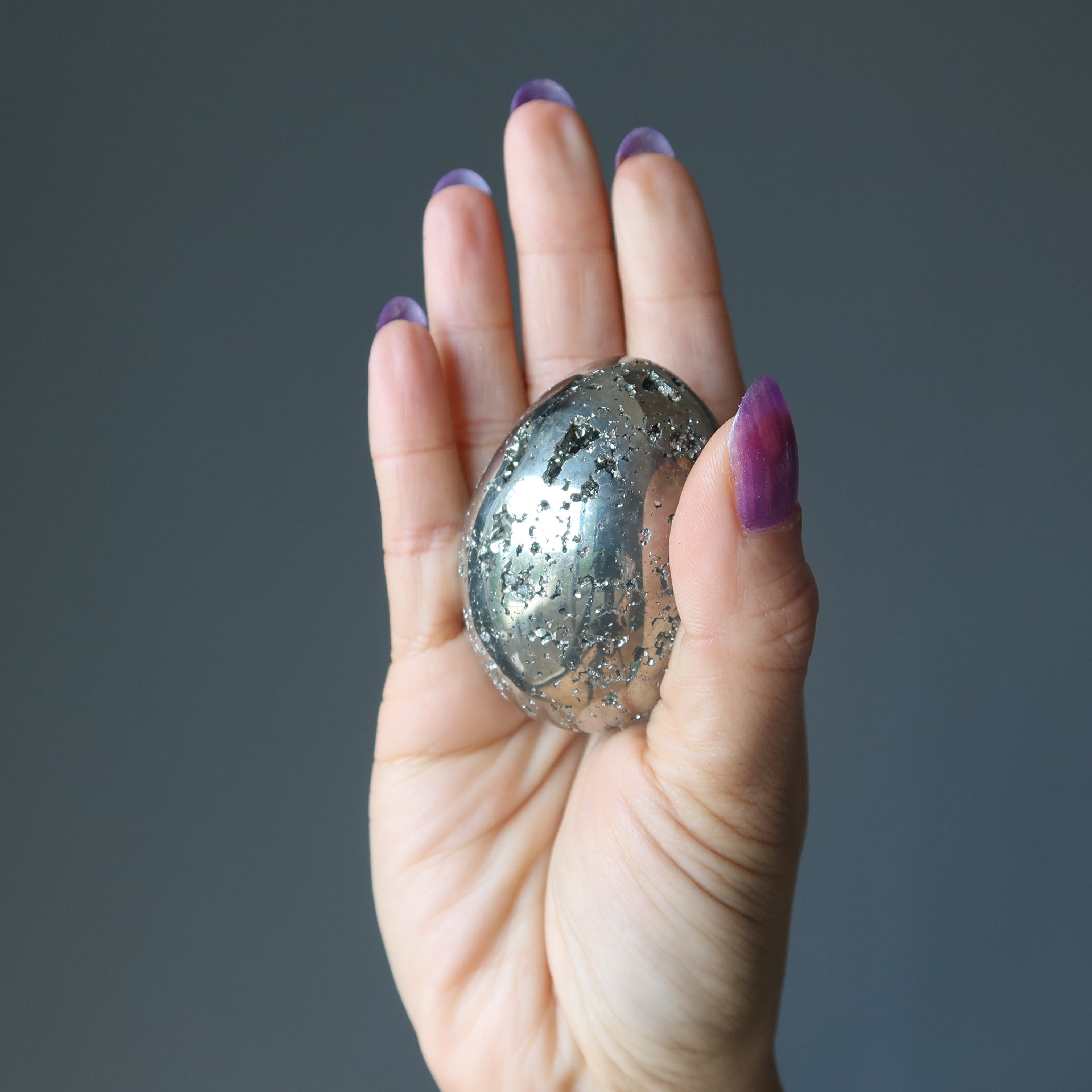 Œuf de pyrite prospérité dorée, amas de cristaux étincelants