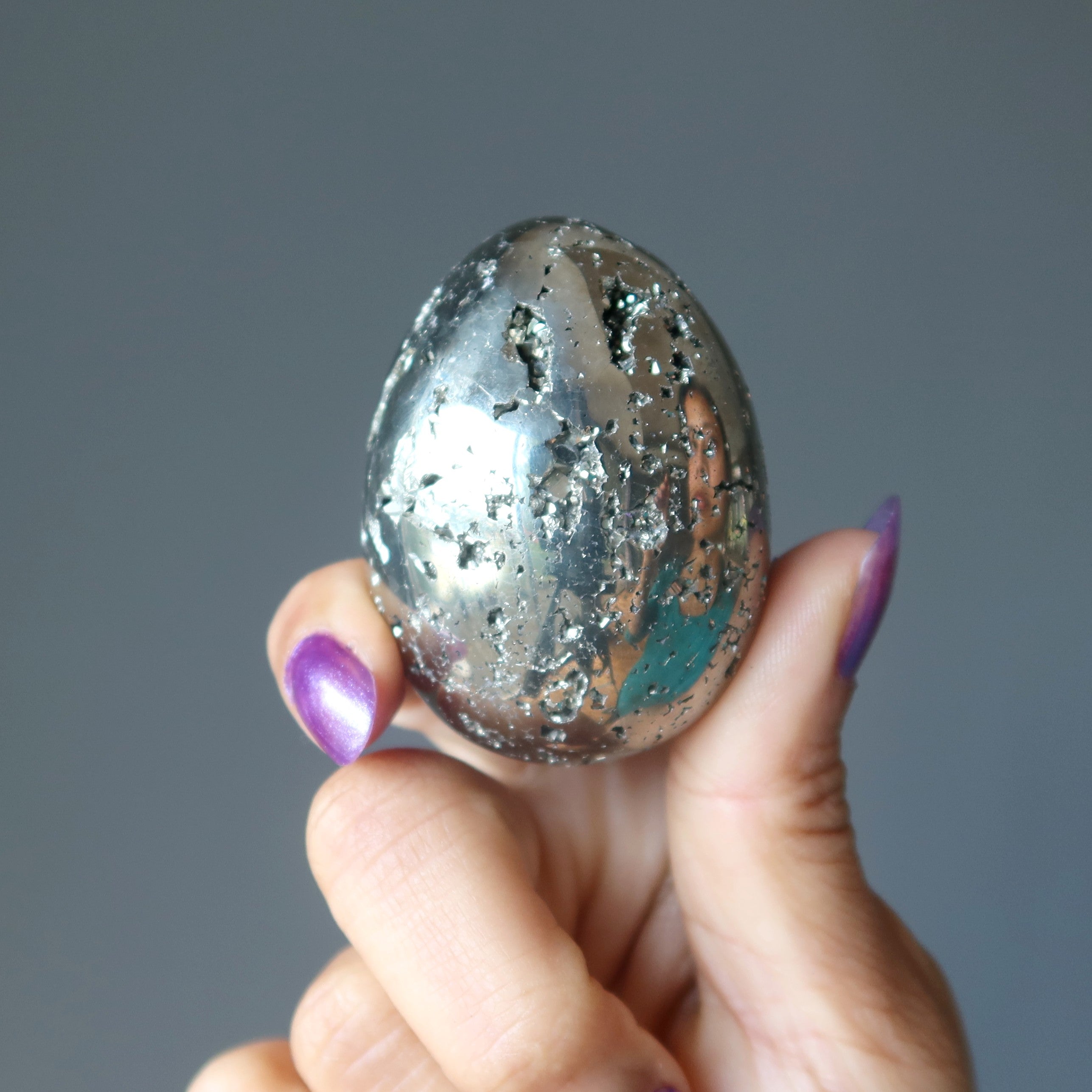 Œuf de pyrite prospérité dorée, amas de cristaux étincelants