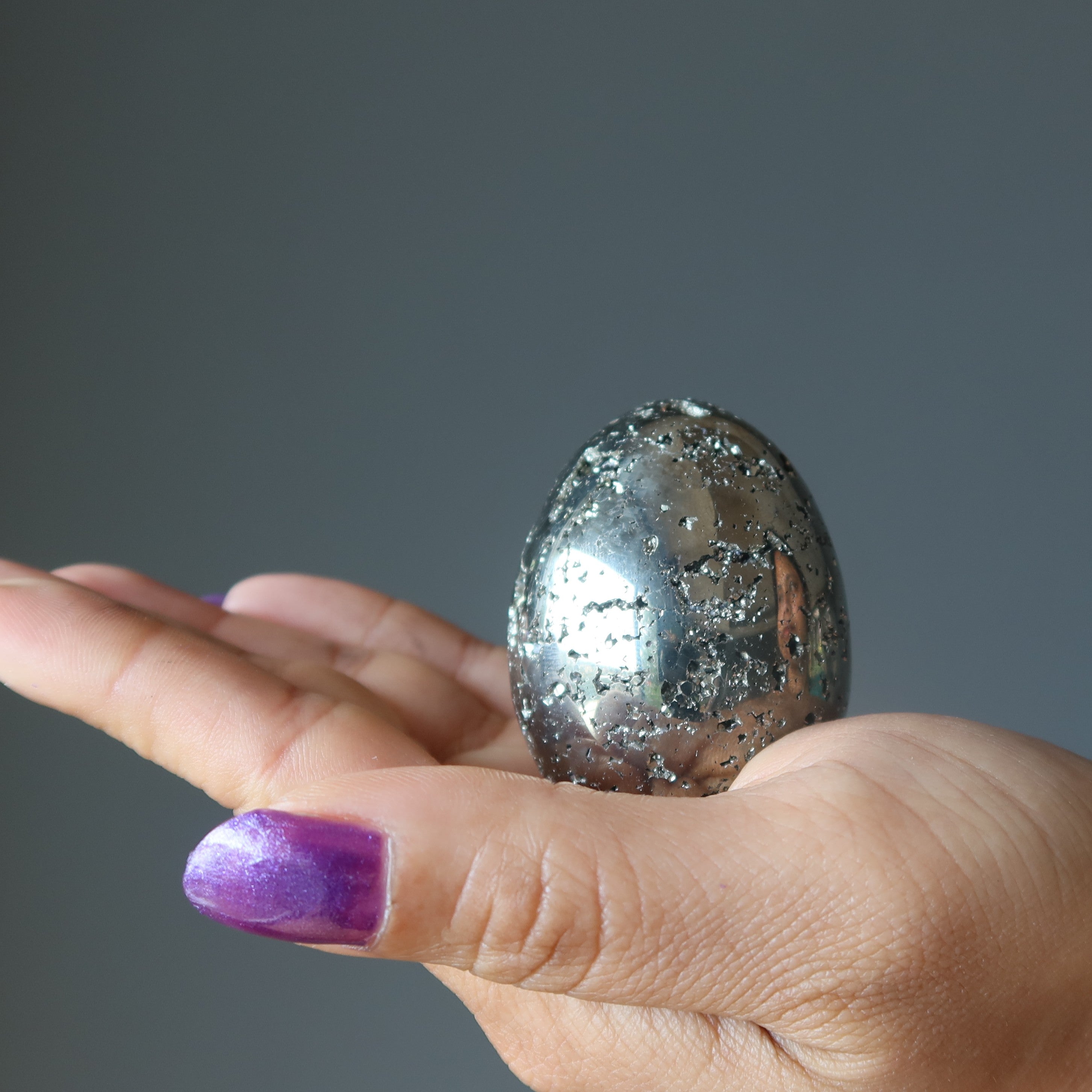 Œuf de pyrite prospérité dorée, amas de cristaux étincelants