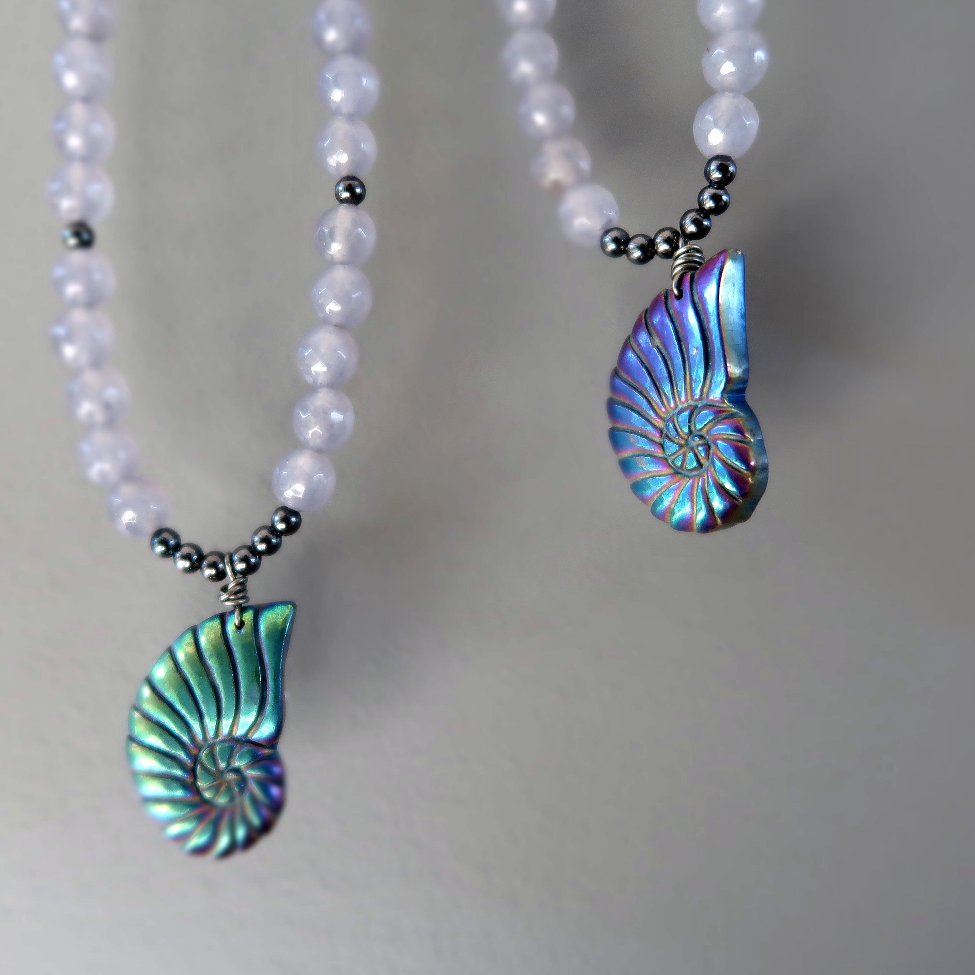 Collier en pyrite, calcédoine et coquillage arc-en-ciel