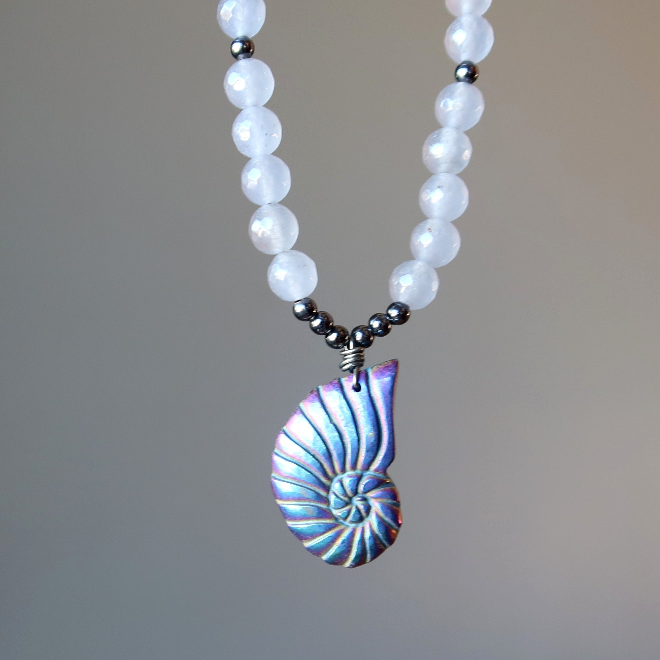 Collier en pyrite, calcédoine et coquillage arc-en-ciel