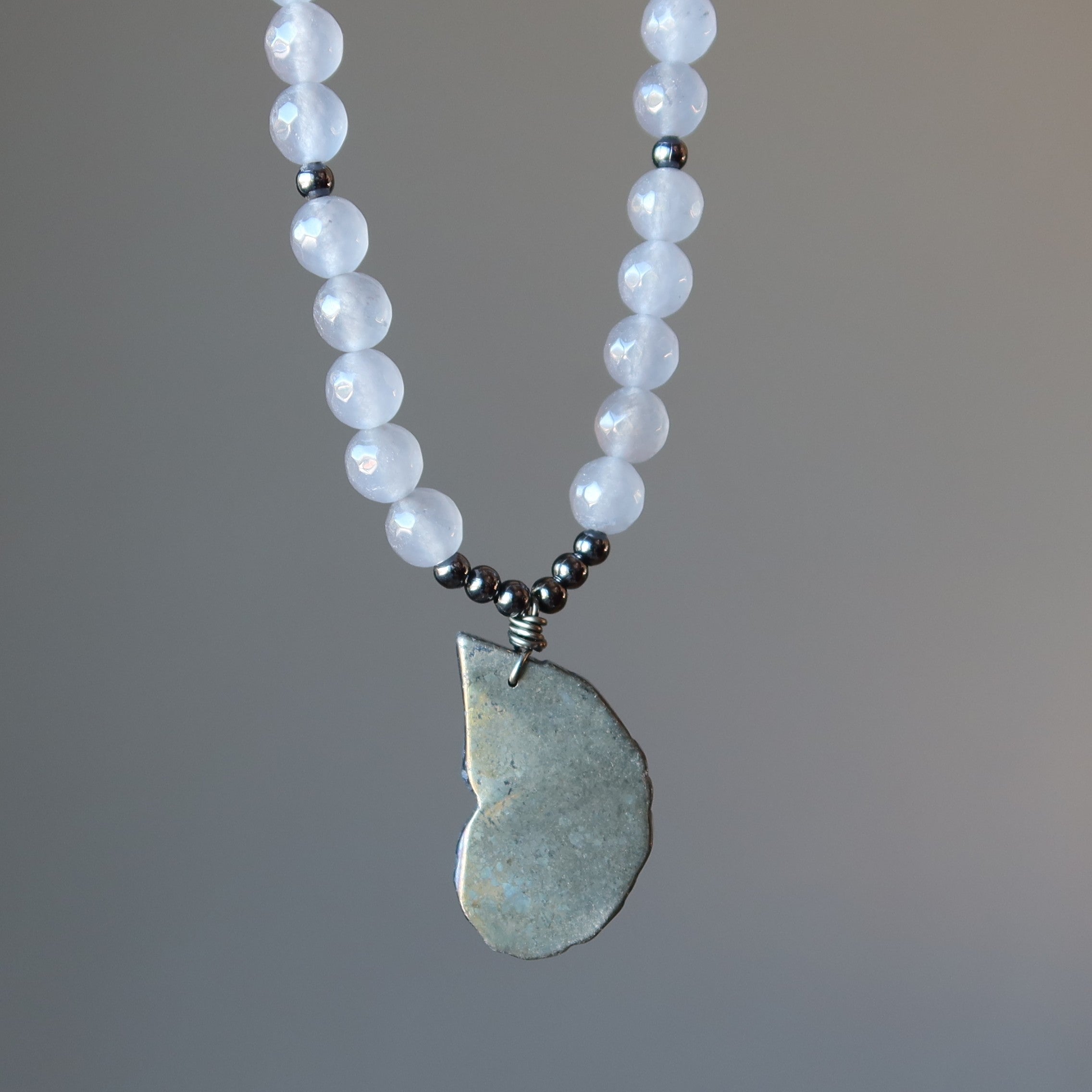 Collier en pyrite, calcédoine et coquillage arc-en-ciel