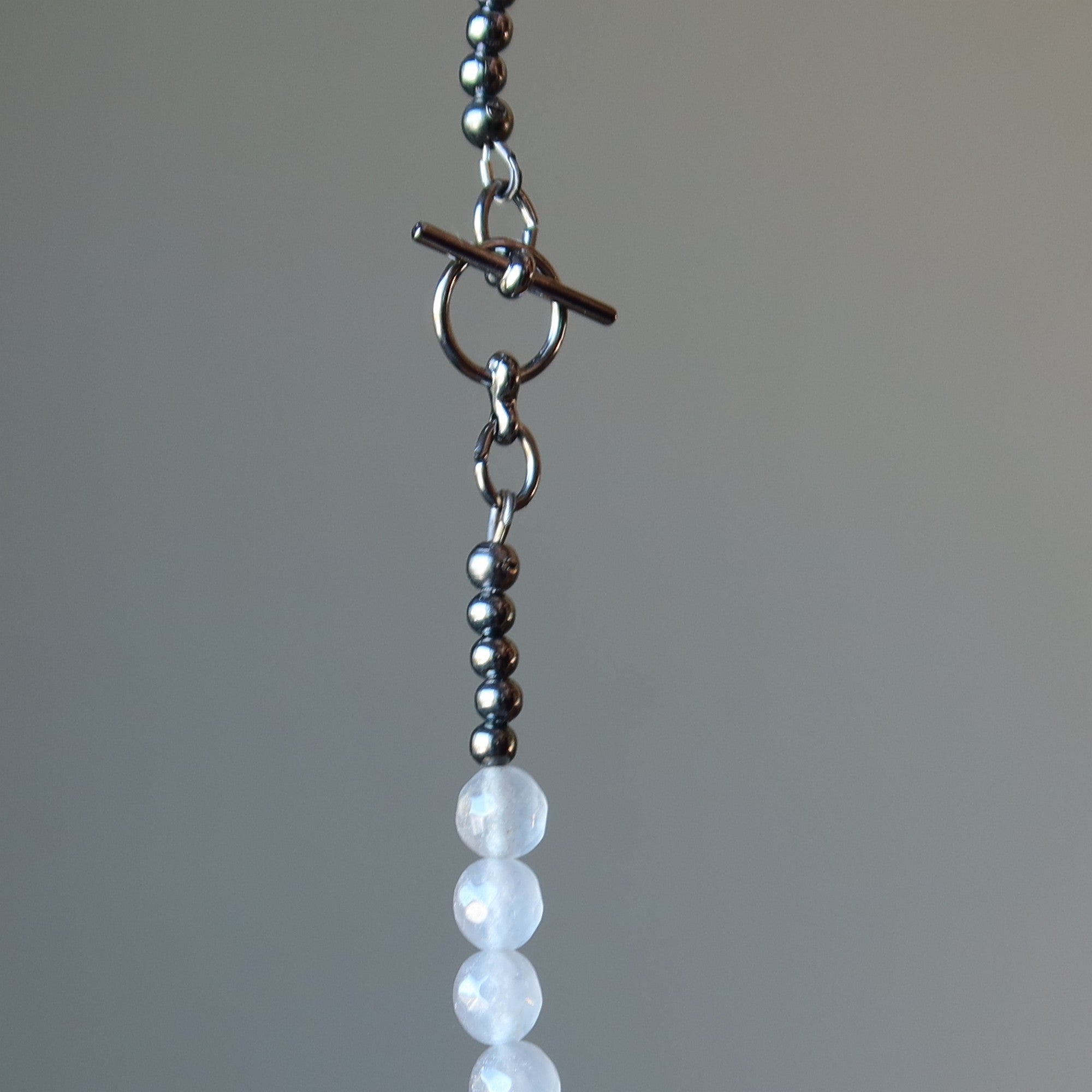 Collier en pyrite, calcédoine et coquillage arc-en-ciel