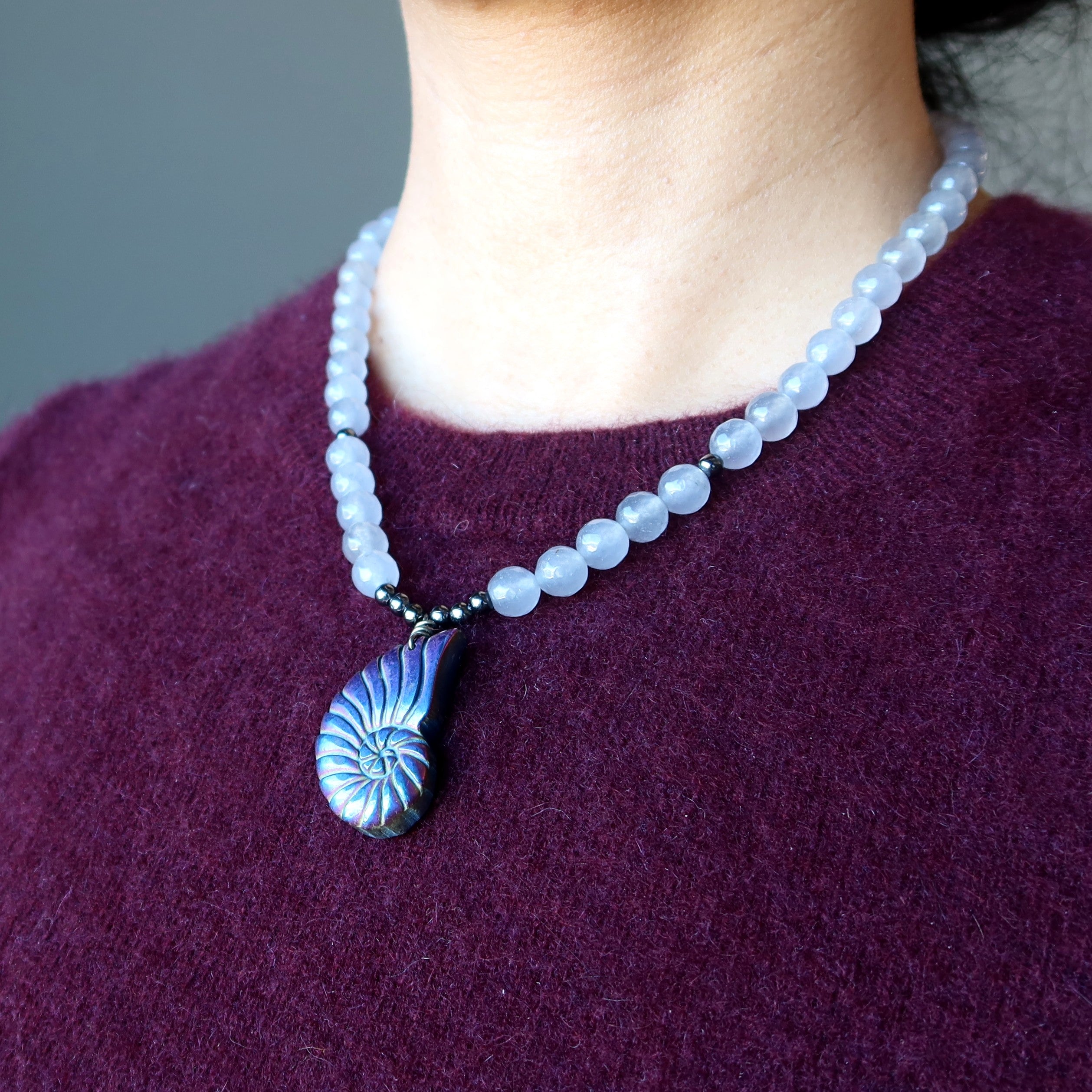 Collier en pyrite, calcédoine et coquillage arc-en-ciel