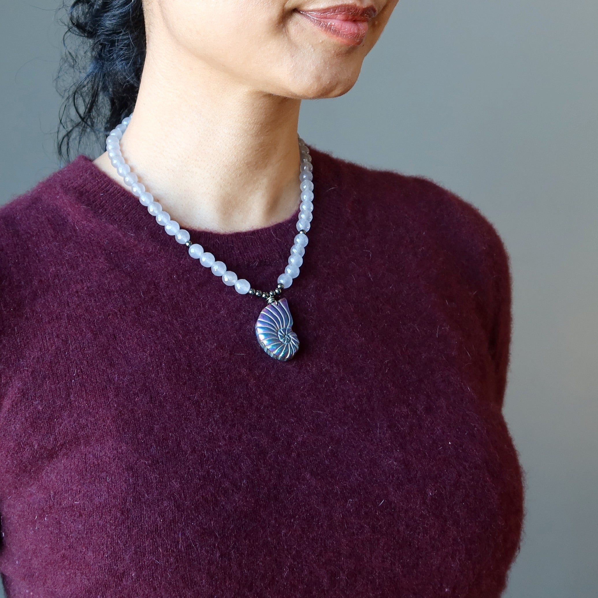 Collier en pyrite, calcédoine et coquillage arc-en-ciel