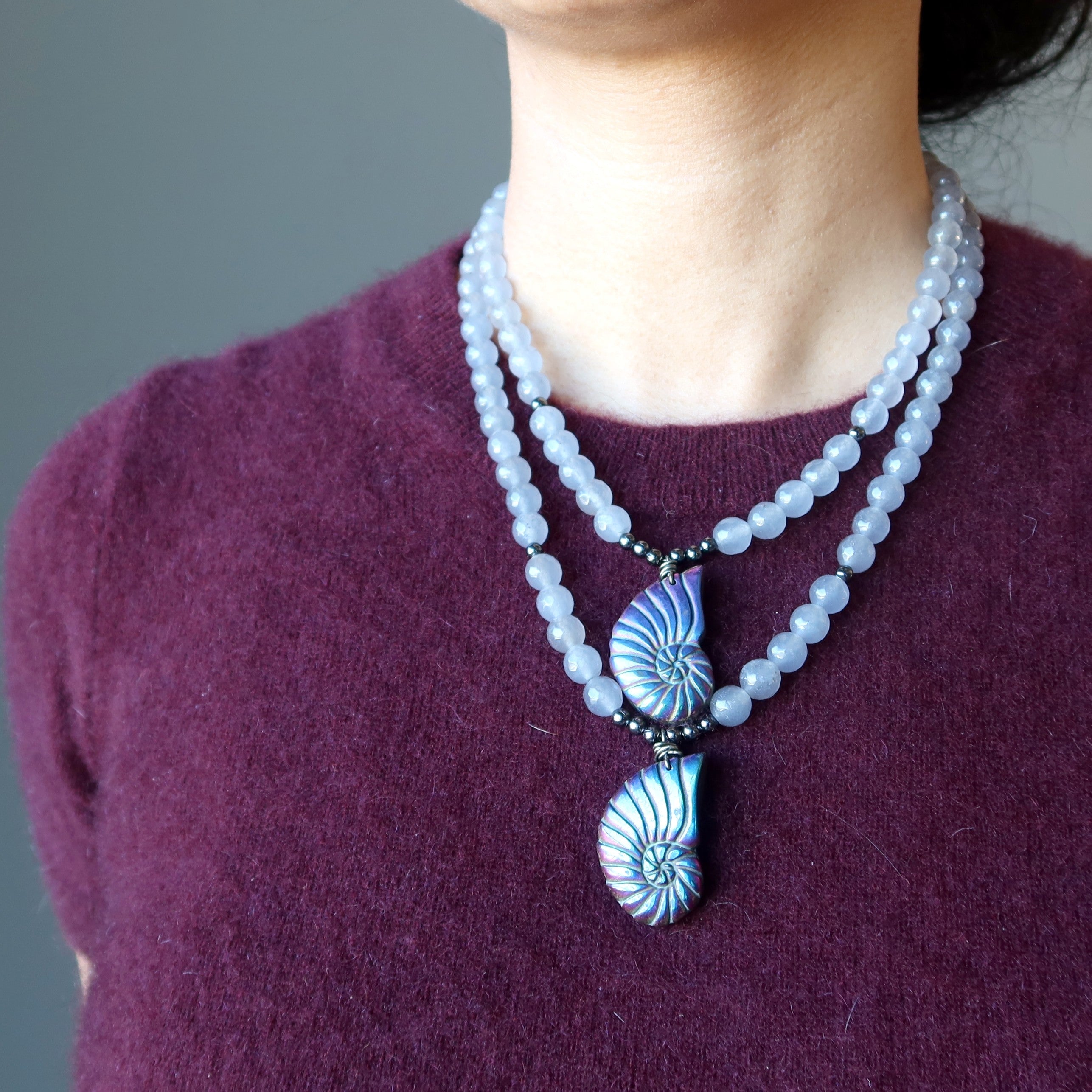 Collier en pyrite, calcédoine et coquillage arc-en-ciel