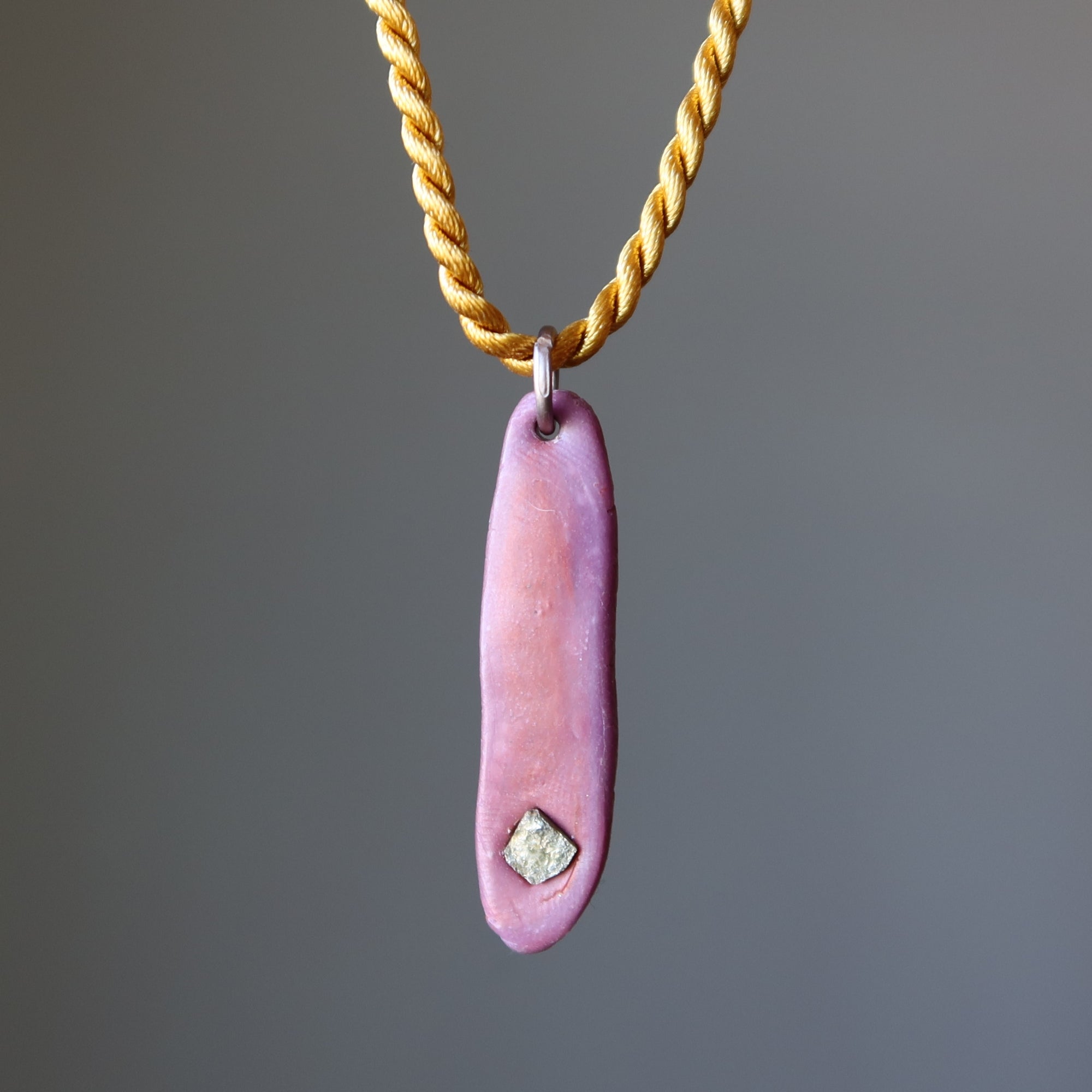Collier de pyrite Langue violette espiègle Bijou doré