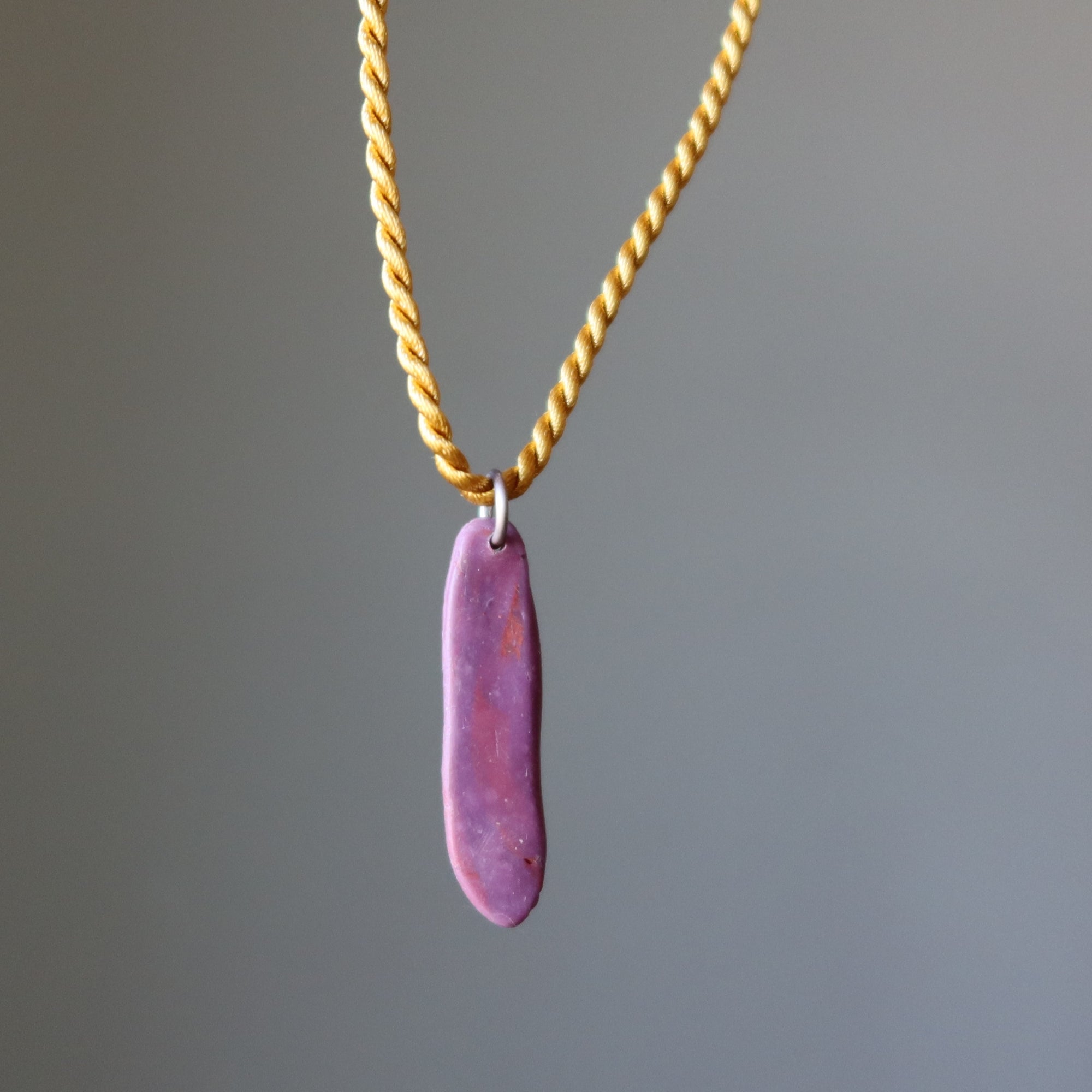 Collier de pyrite Langue violette espiègle Bijou doré