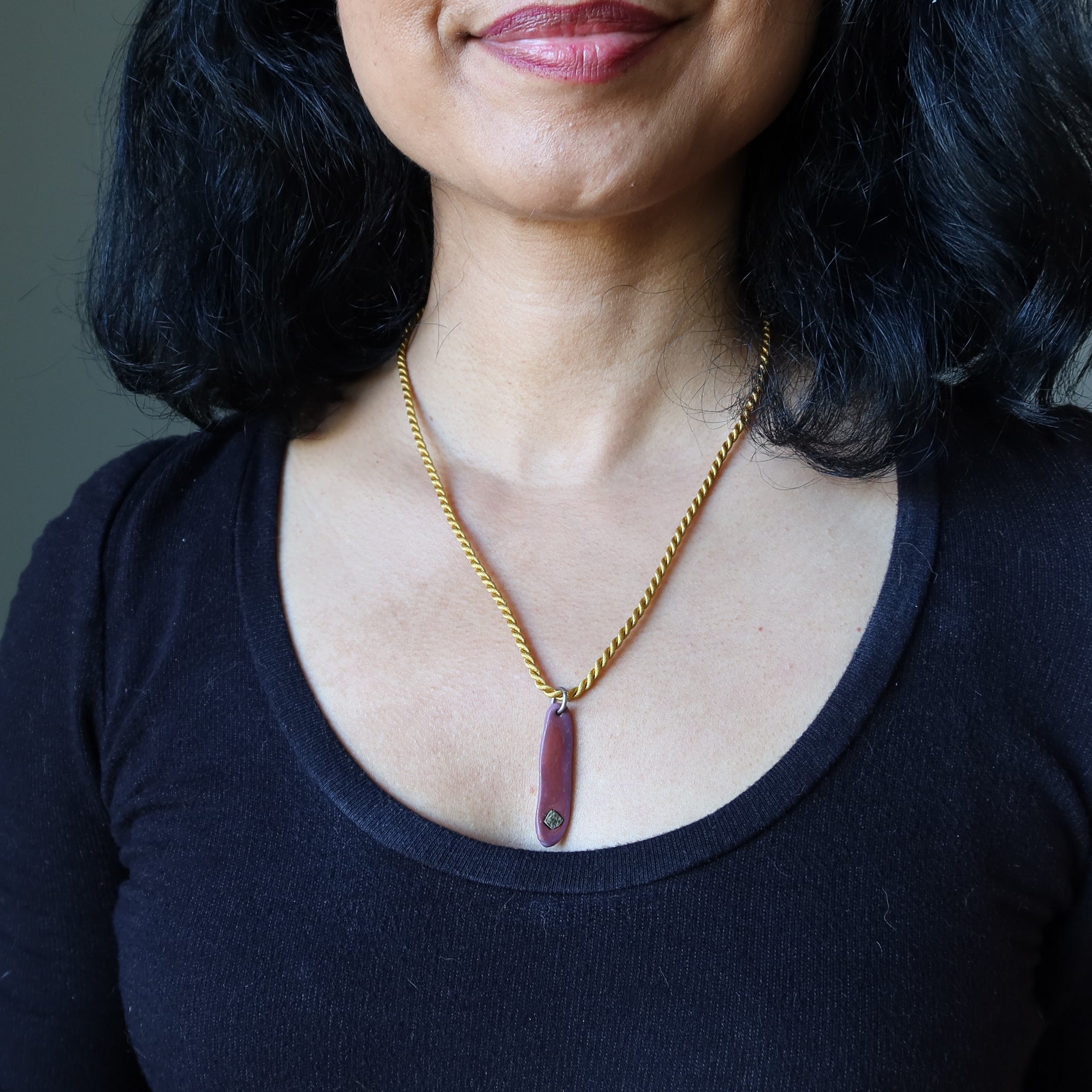Collier de pyrite Langue violette espiègle Bijou doré