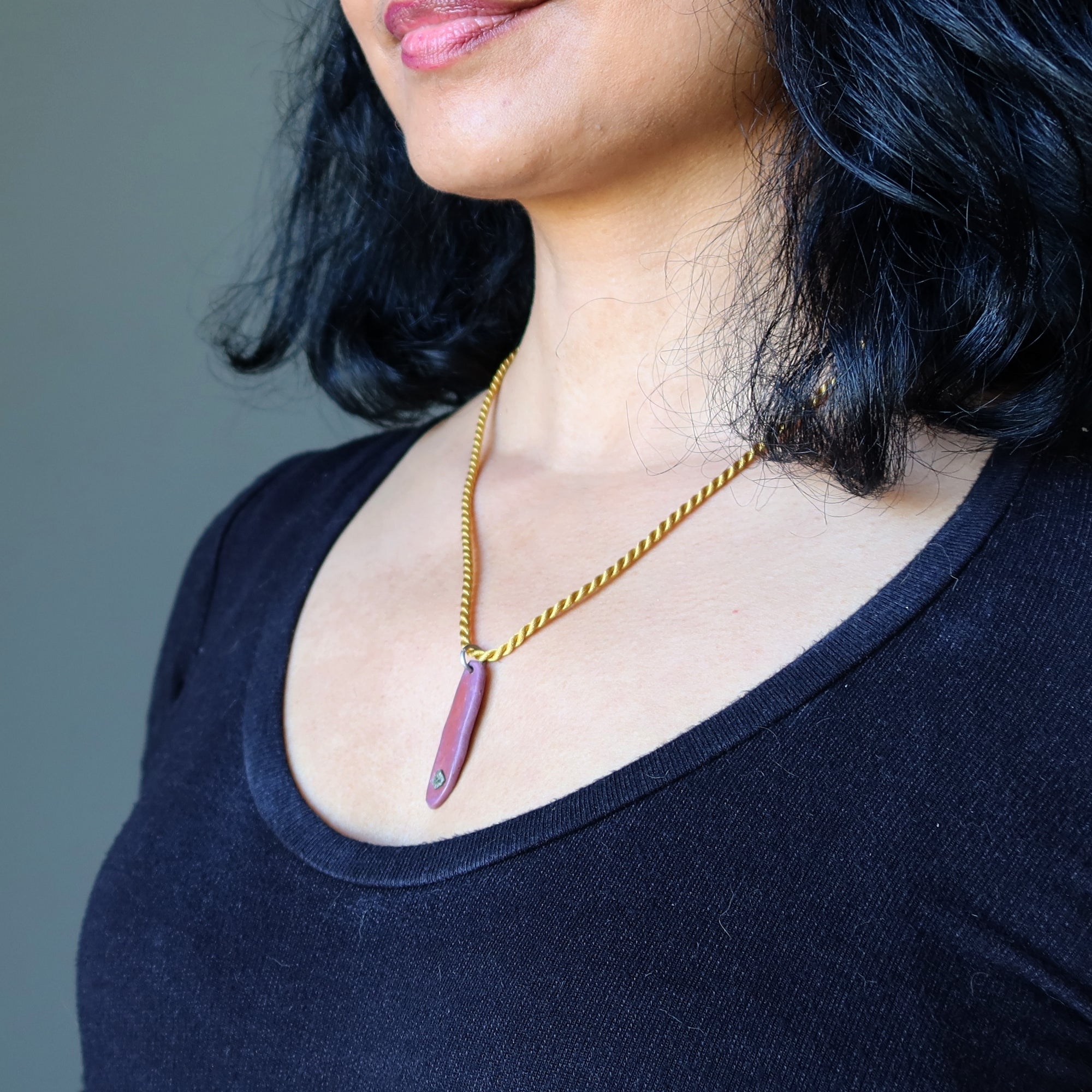 Collier de pyrite Langue violette espiègle Bijou doré