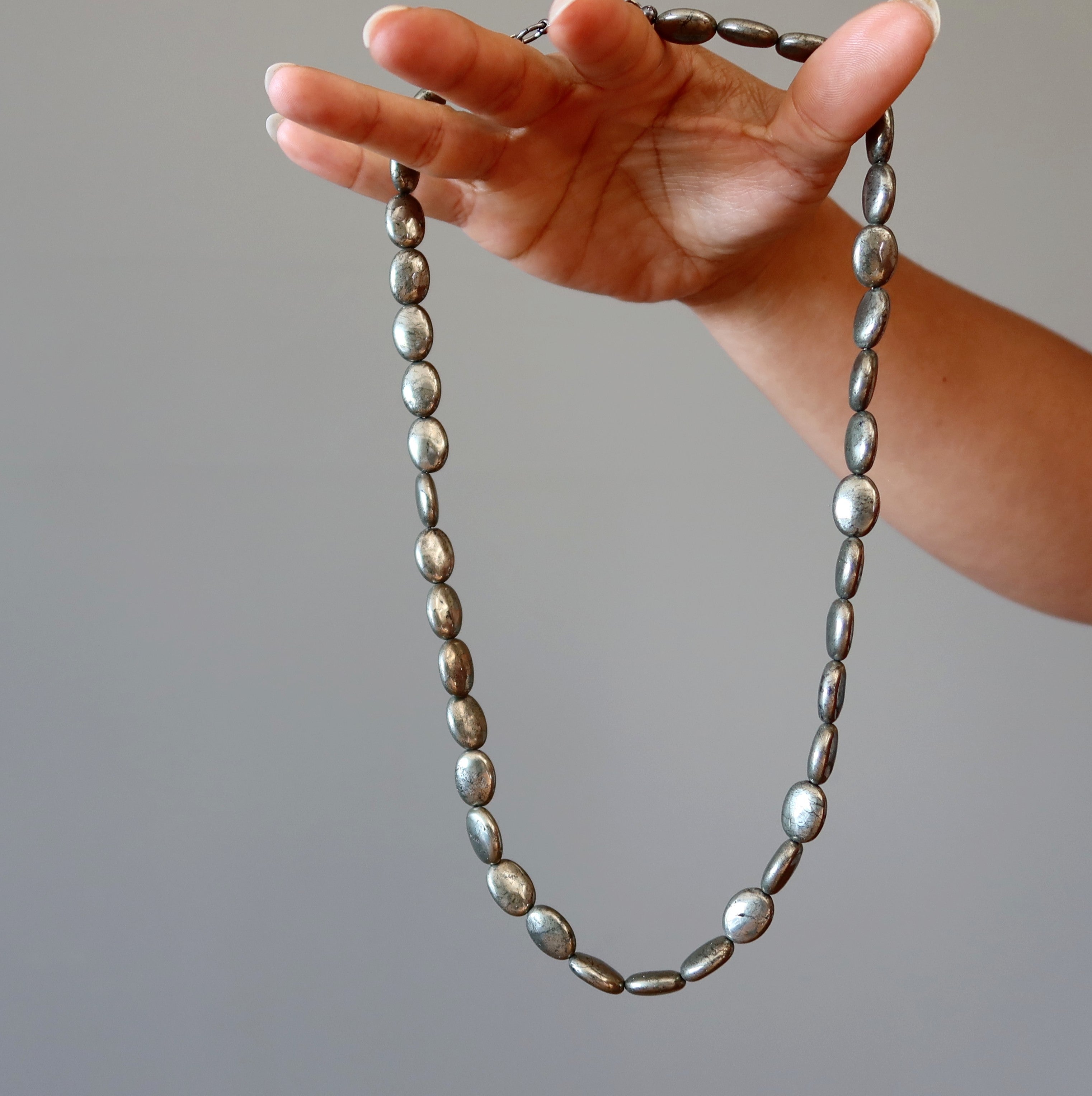 Collier en pyrite Destinée spirituelle Perles ovales dorées