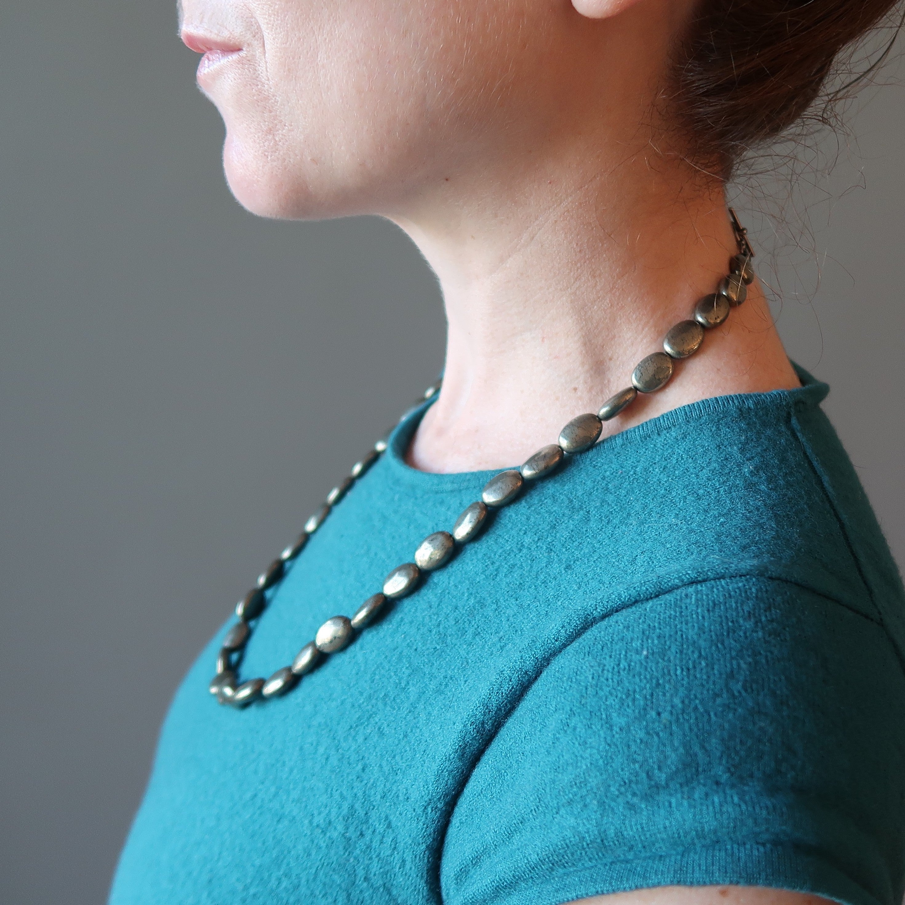 Collier en pyrite Destinée spirituelle Perles ovales dorées
