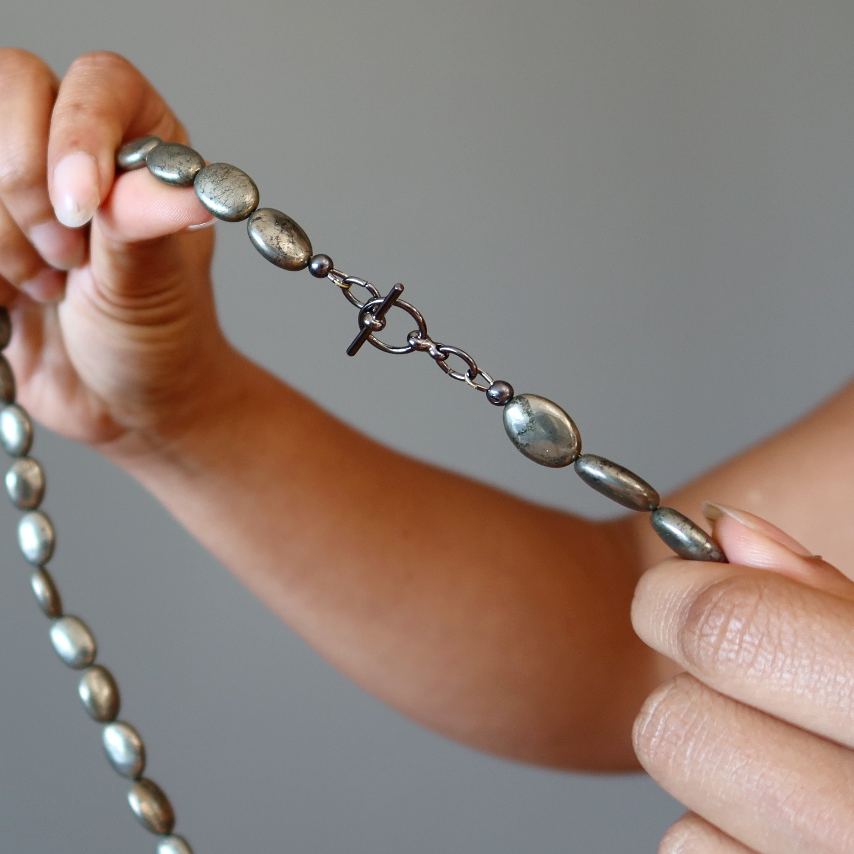 Collier en pyrite Destinée spirituelle Perles ovales dorées