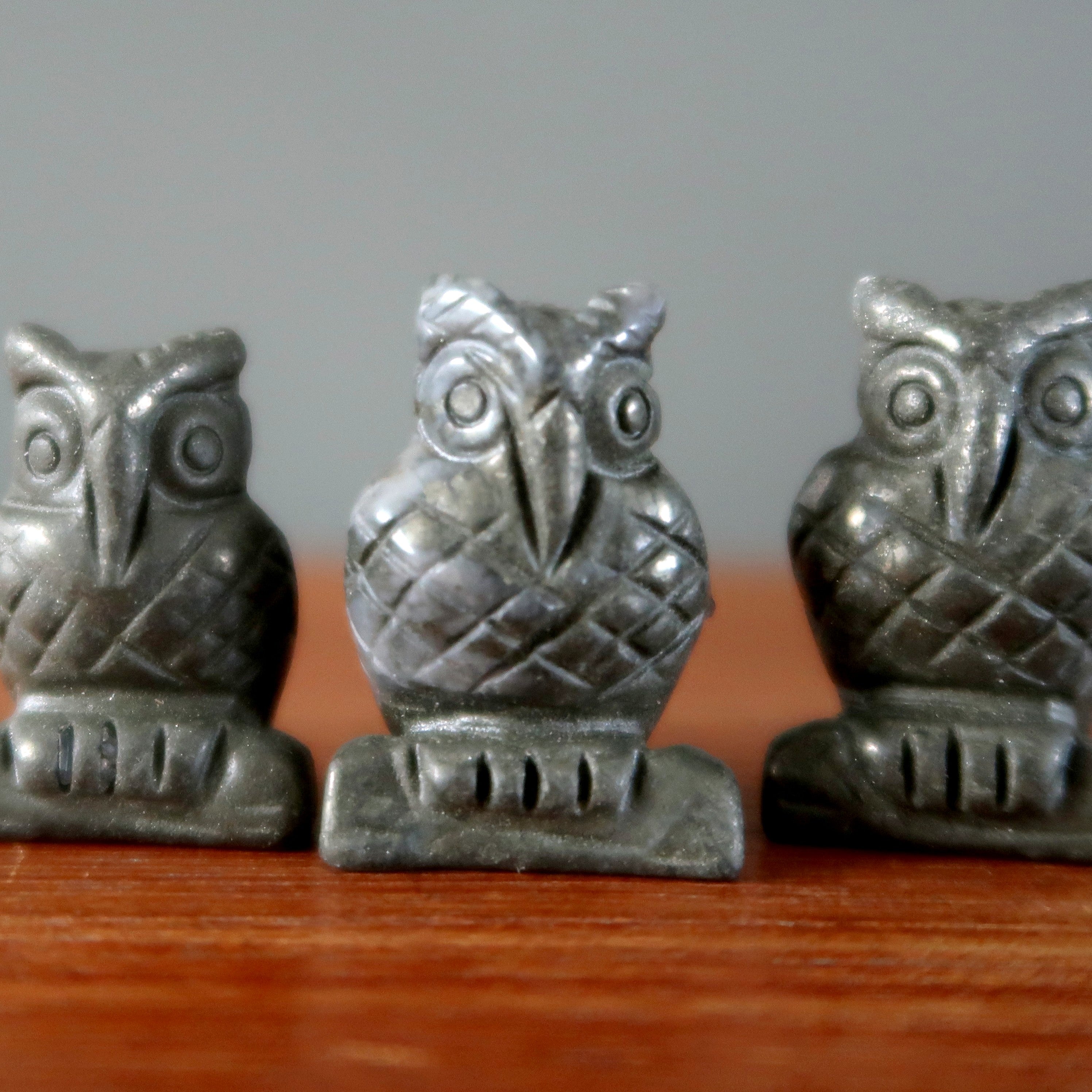 Figurine hibou en pyrite, oiseau de la sagesse en pierre dorée sculptée