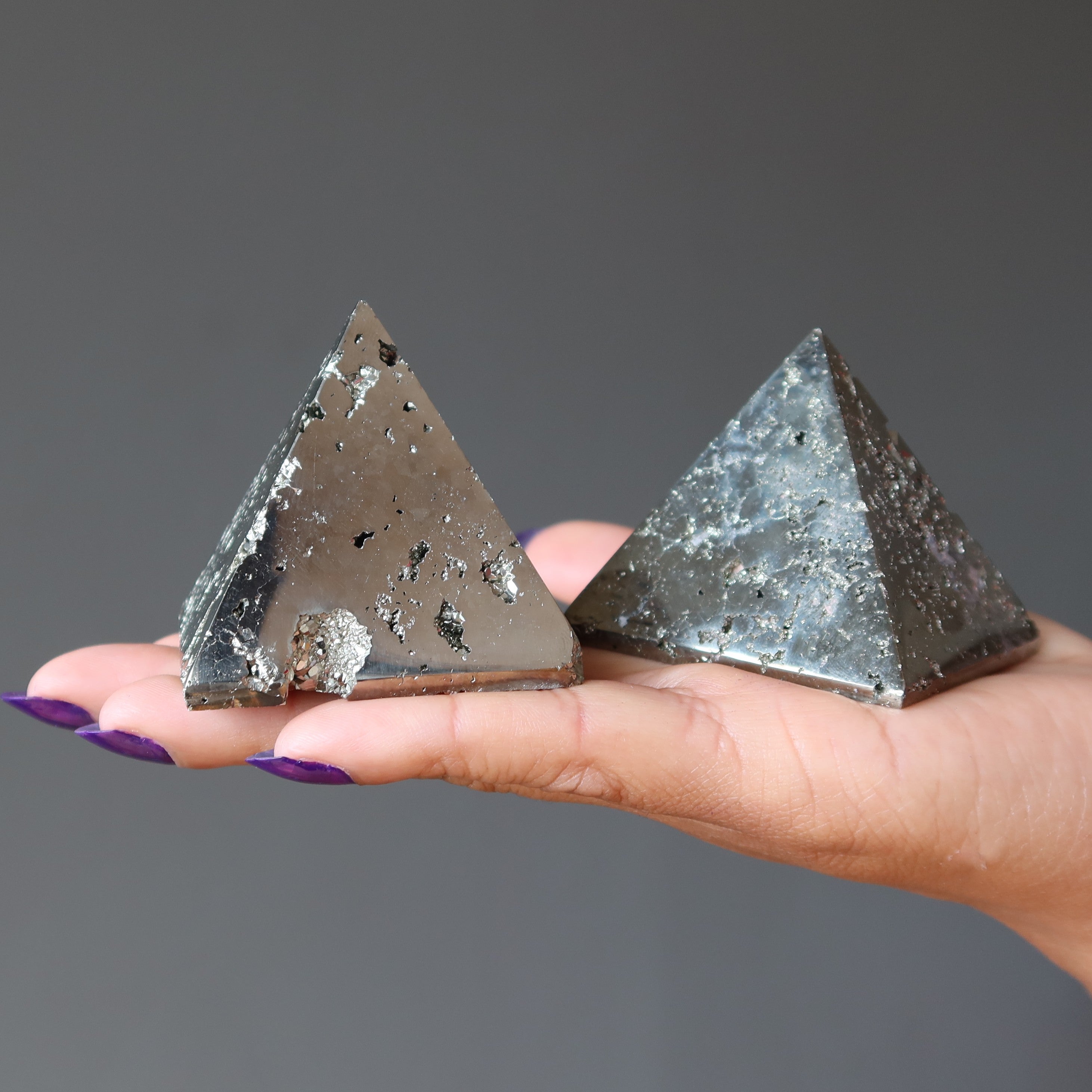 Pyrit-Pyramide Goldener Wohlstand Metallischer Stein