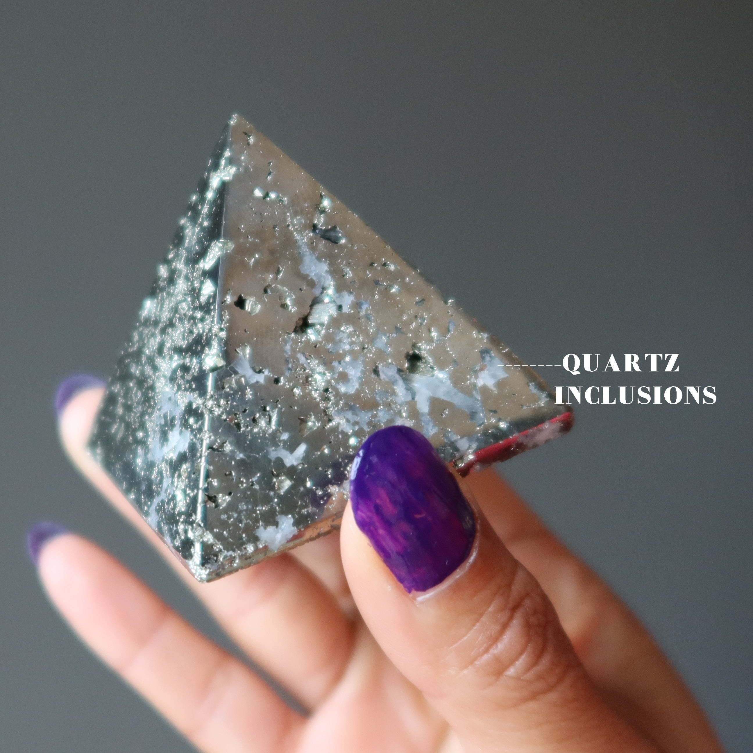 Pyrit-Pyramide Goldener Wohlstand Metallischer Stein
