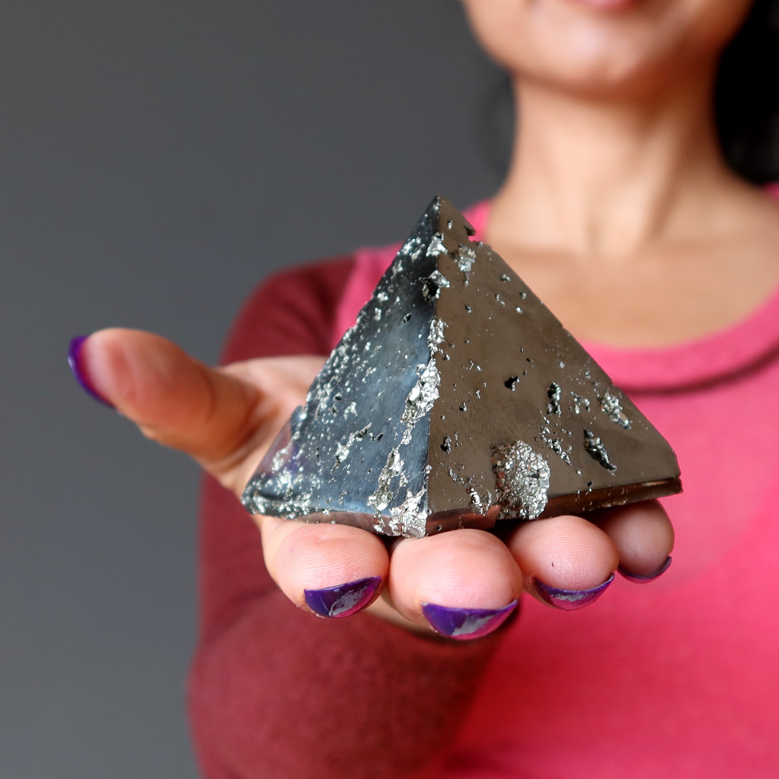 Pyrit-Pyramide Goldener Wohlstand Metallischer Stein