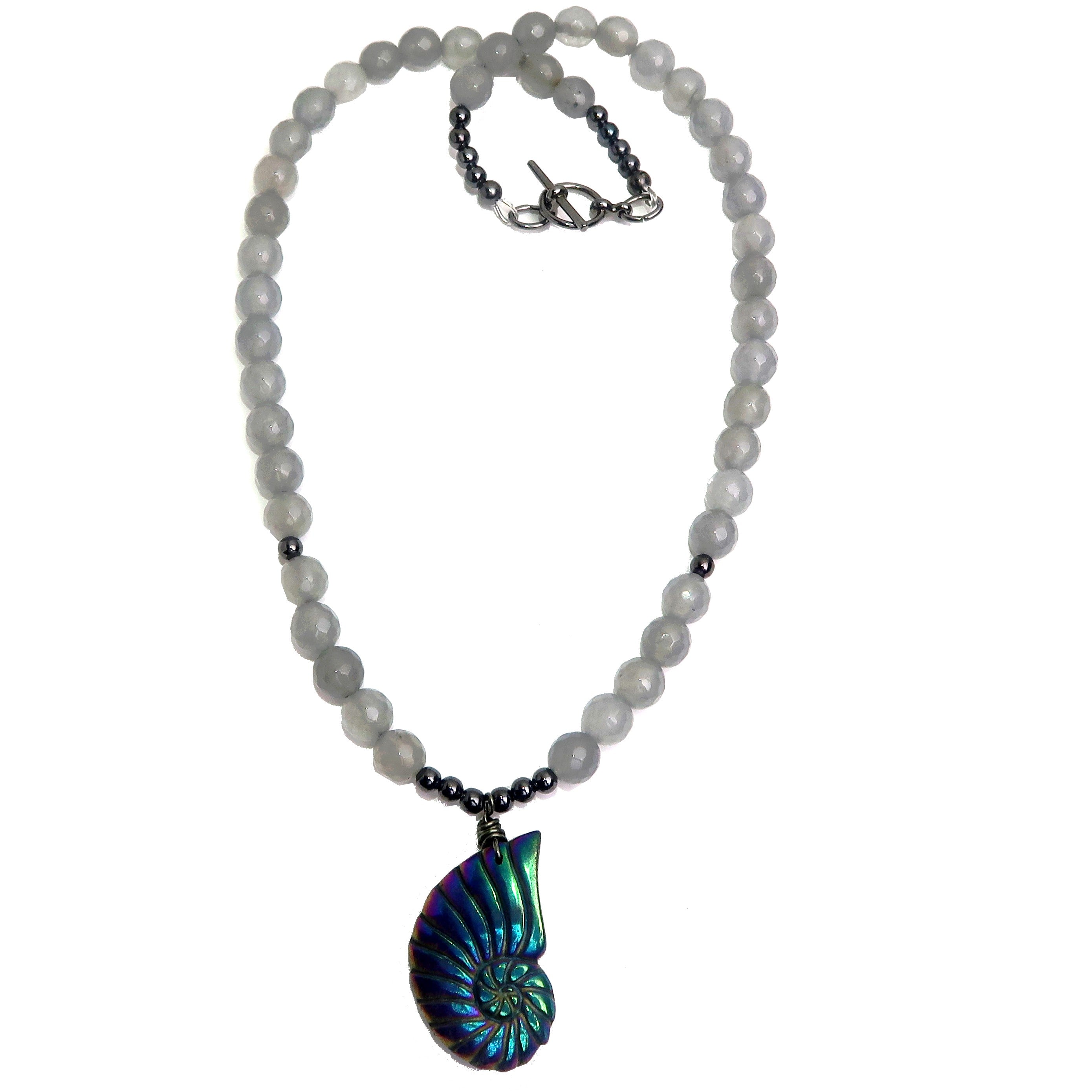 Collier en pyrite, calcédoine et coquillage arc-en-ciel