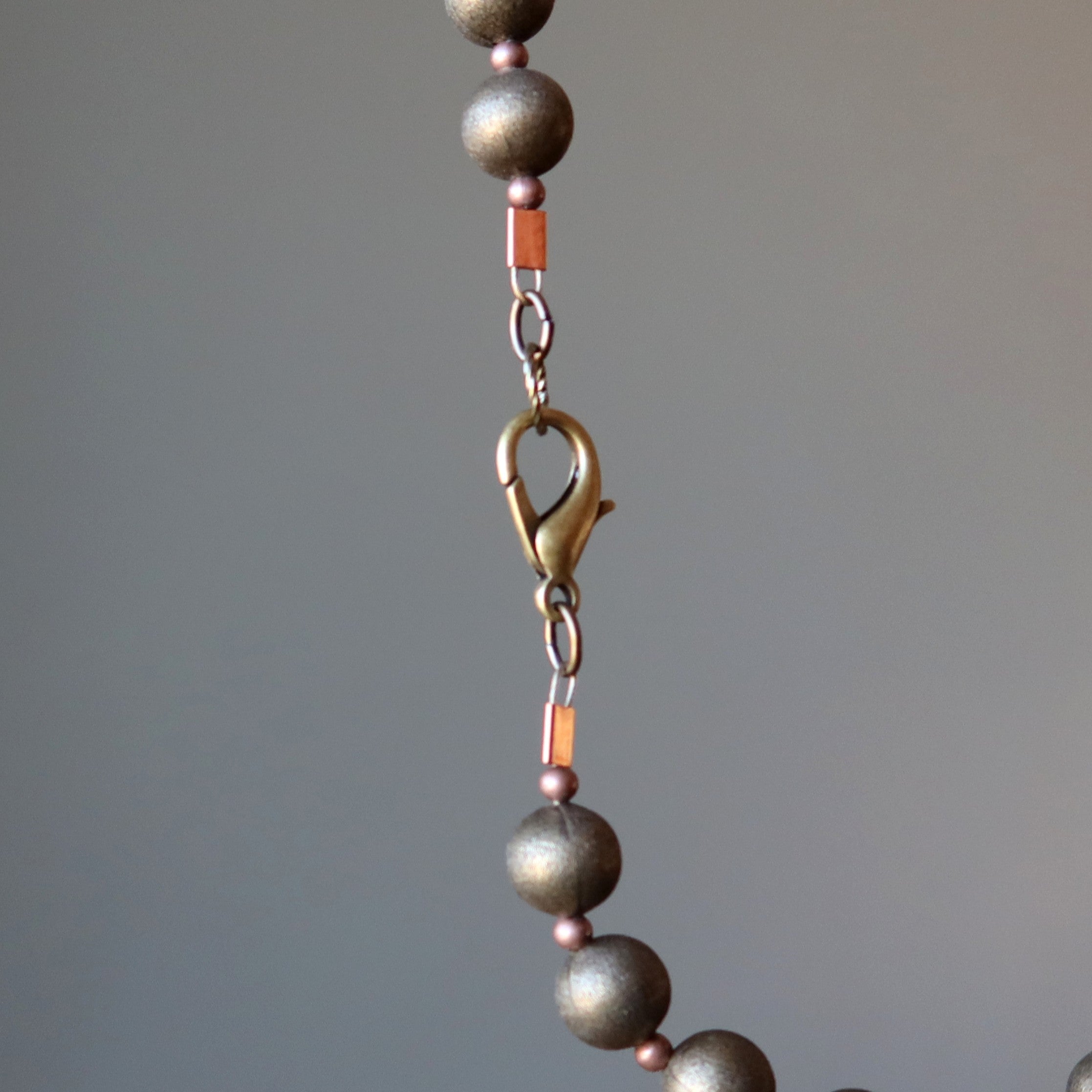 Kette aus braunem Kaffee-Achat und Schnee-Quarz
