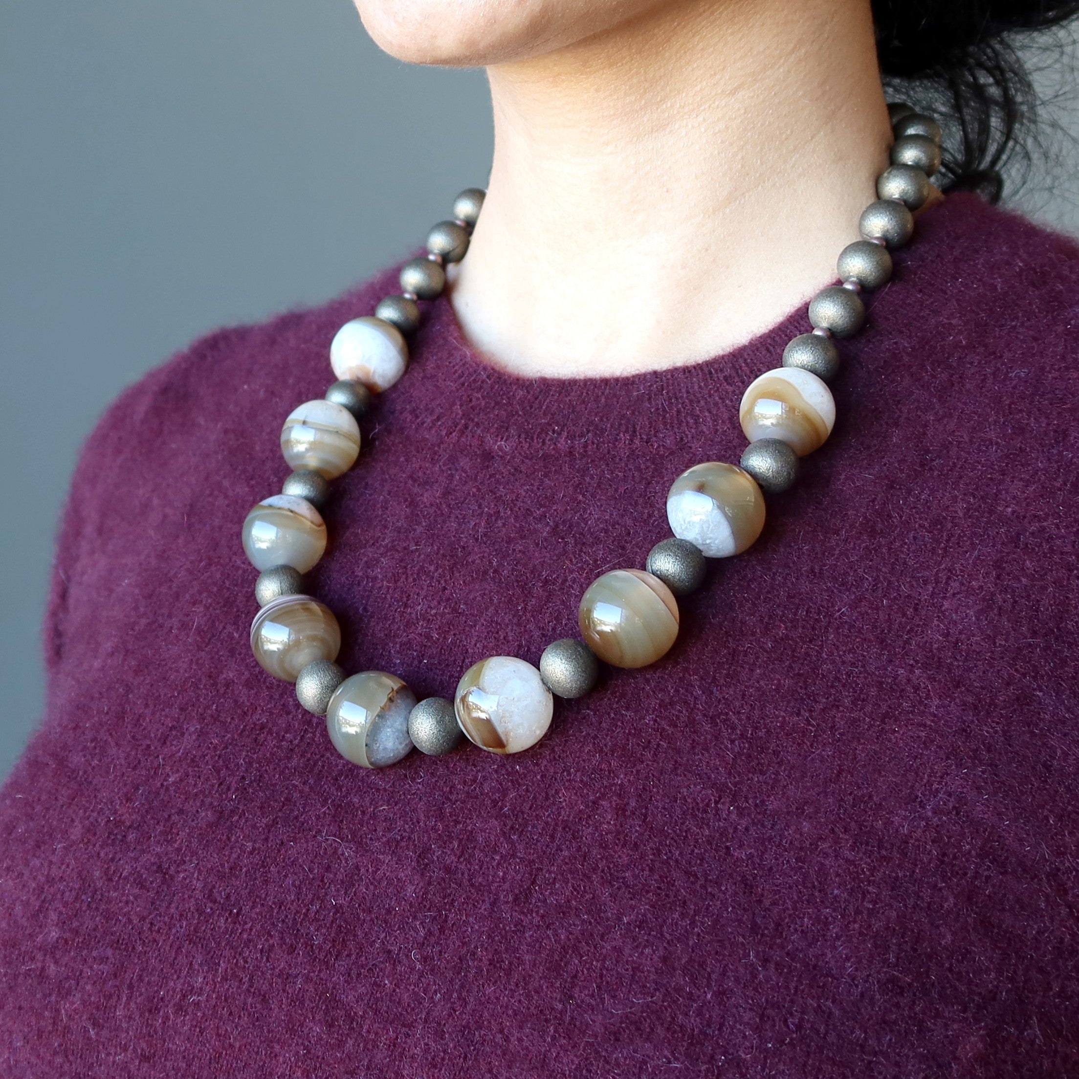 Kette aus braunem Kaffee-Achat und Schnee-Quarz
