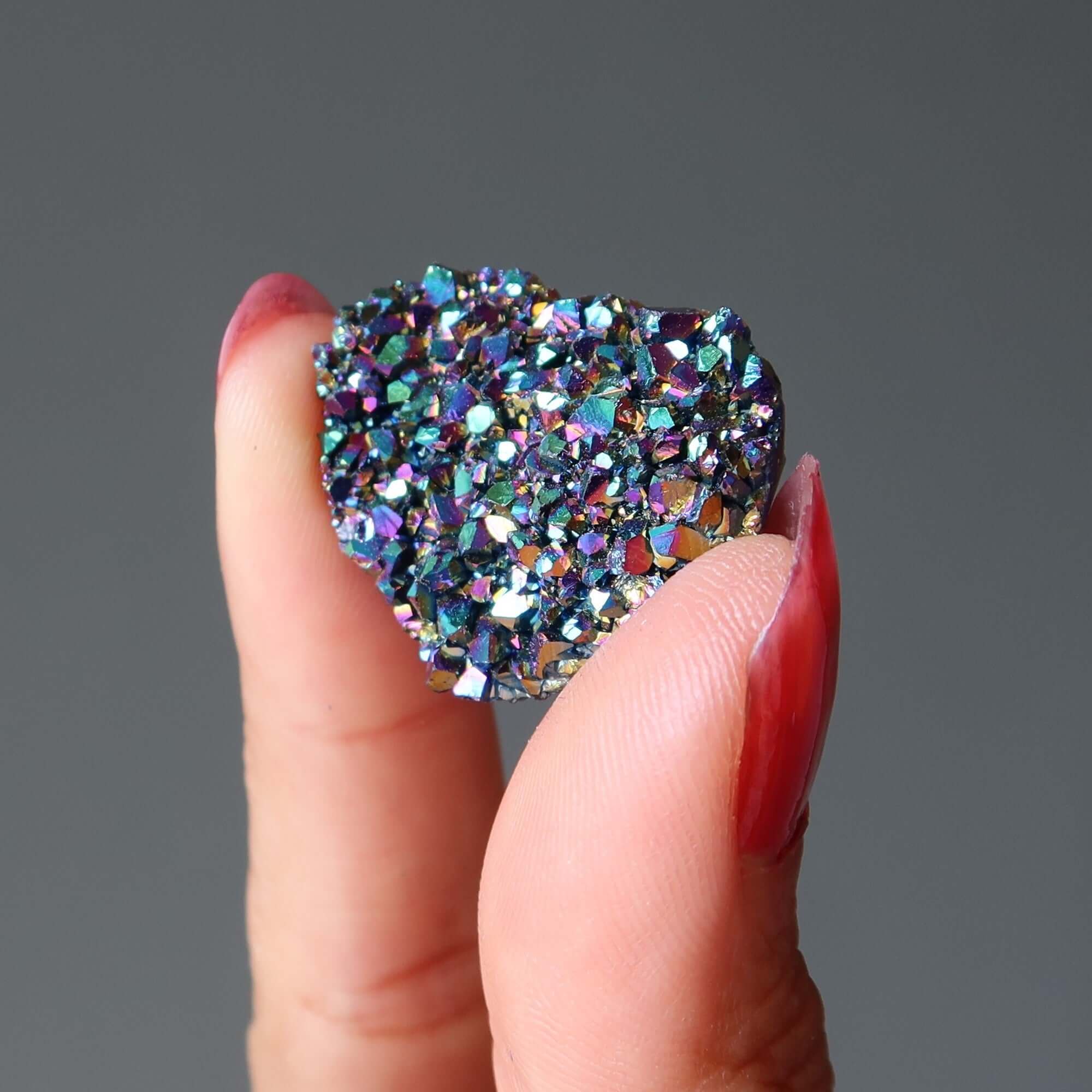 Amas de Quartz Aura Cœur Cabochon Titane Arc-en-ciel