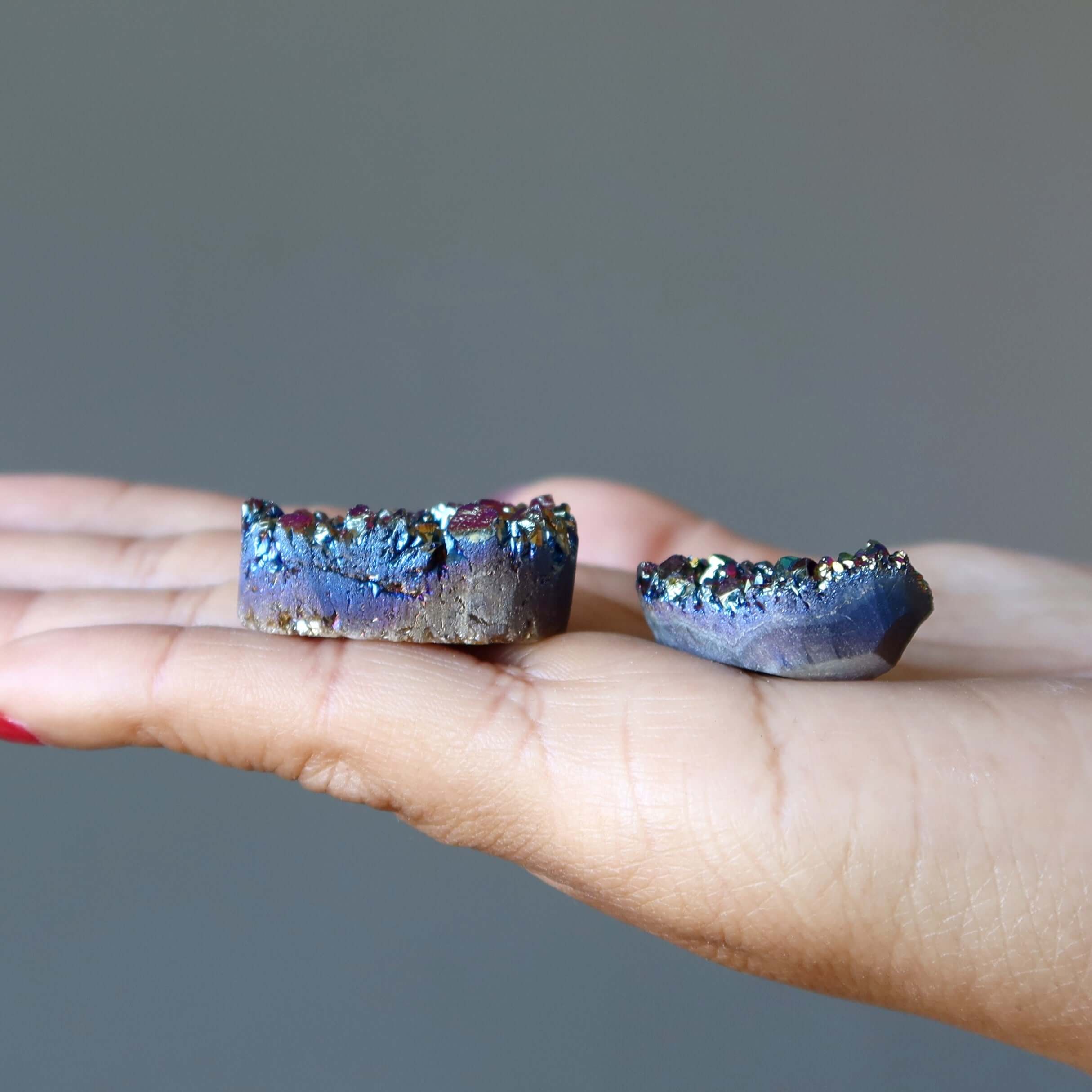 Amas de Quartz Aura Cœur Cabochon Titane Arc-en-ciel