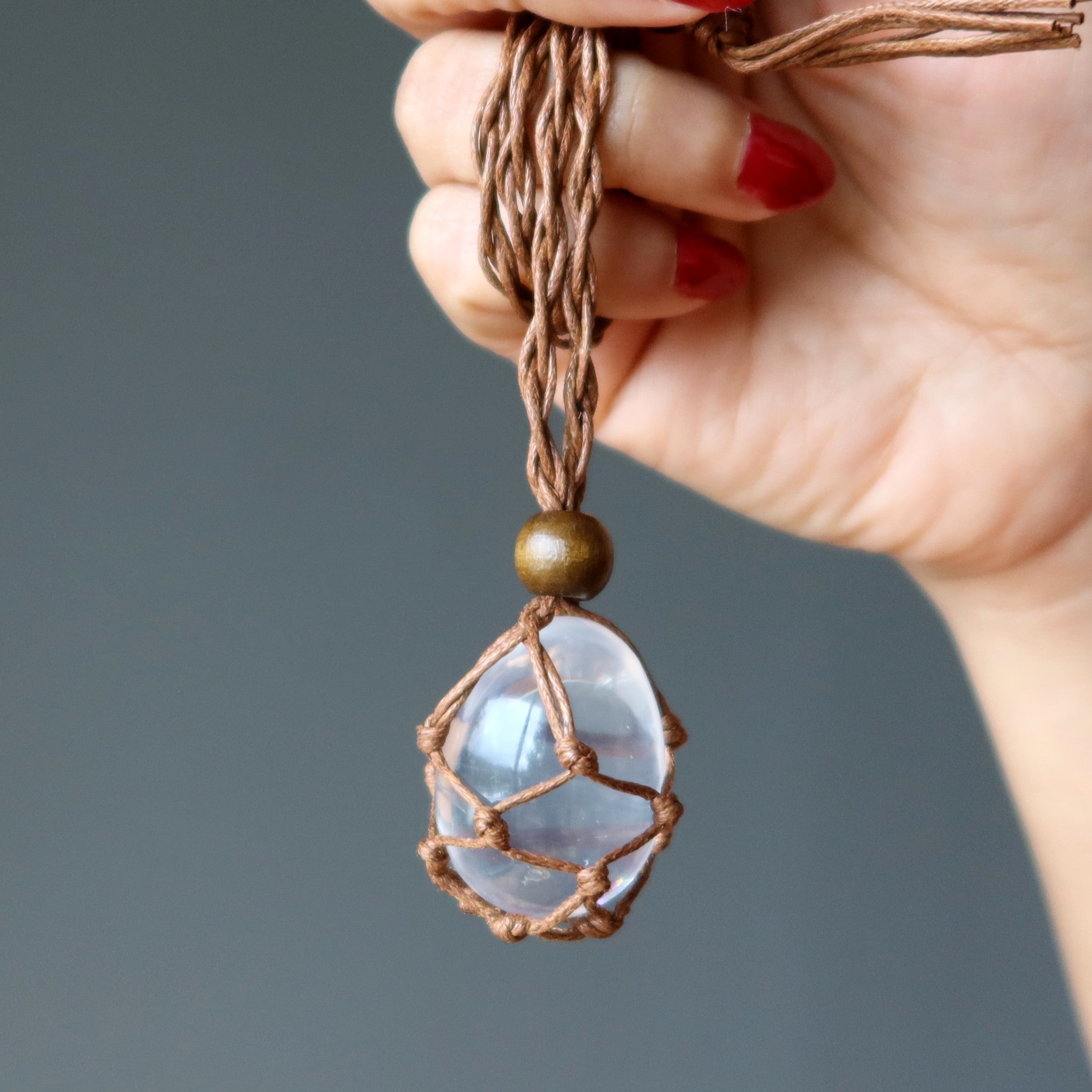 Collier en quartz clair, mon œuf de manifestation dans un nid en macramé