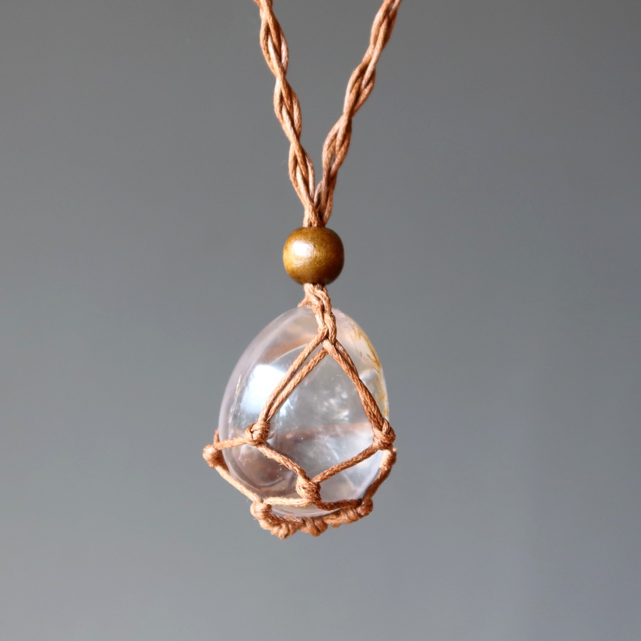 Collier en quartz clair, mon œuf de manifestation dans un nid en macramé