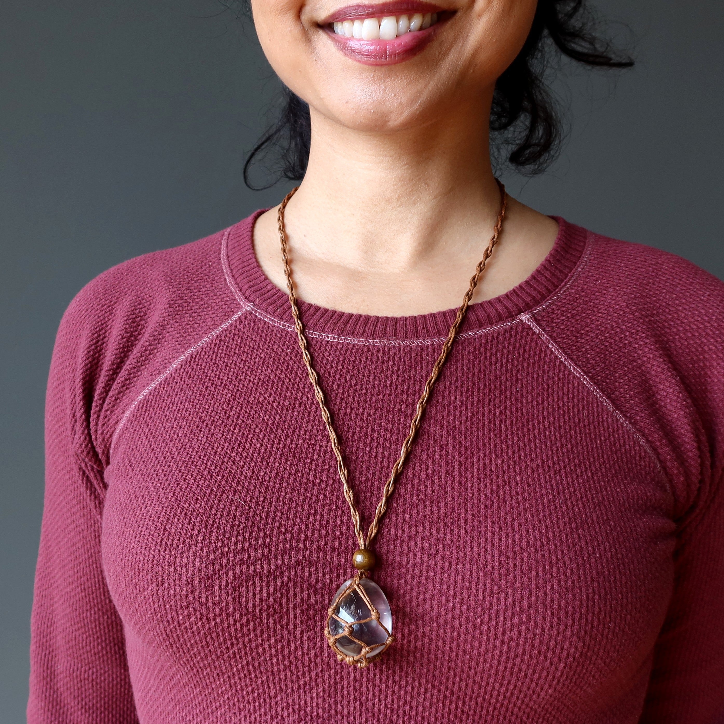 Collier en quartz clair, mon œuf de manifestation dans un nid en macramé