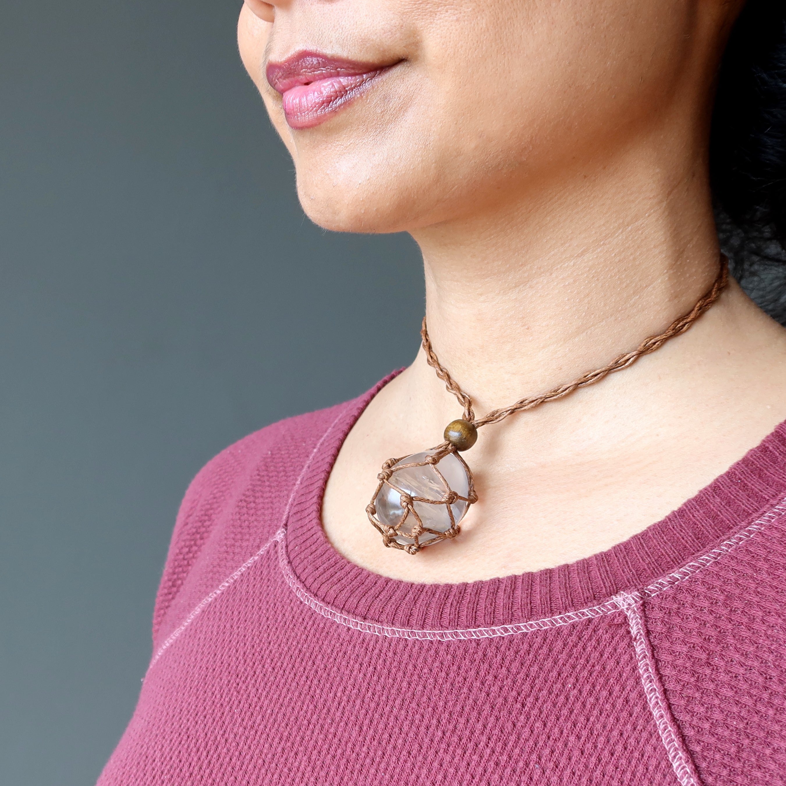 Collier en quartz clair, mon œuf de manifestation dans un nid en macramé