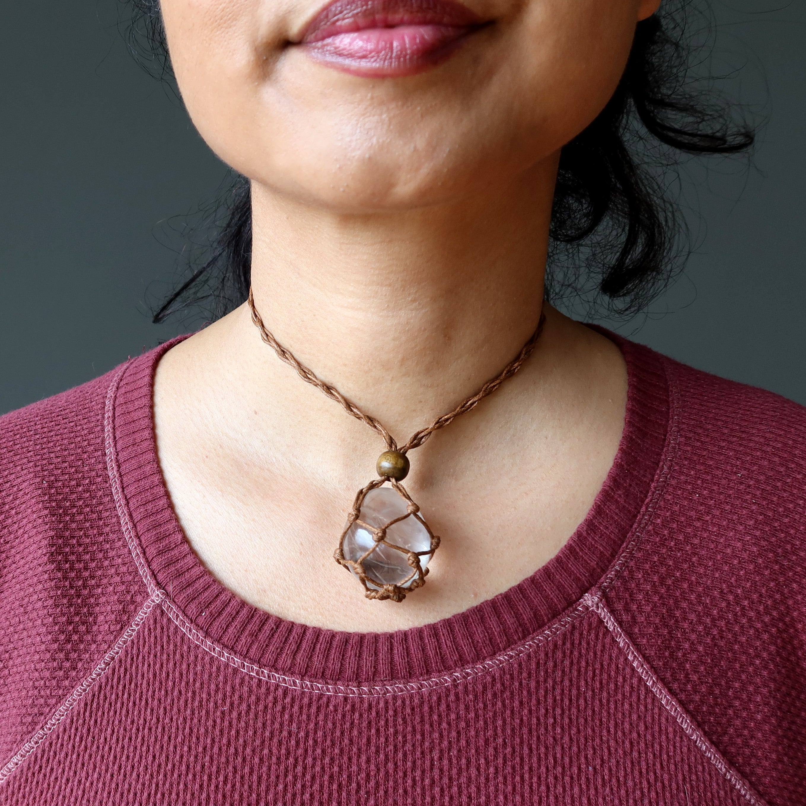Collier en quartz clair, mon œuf de manifestation dans un nid en macramé