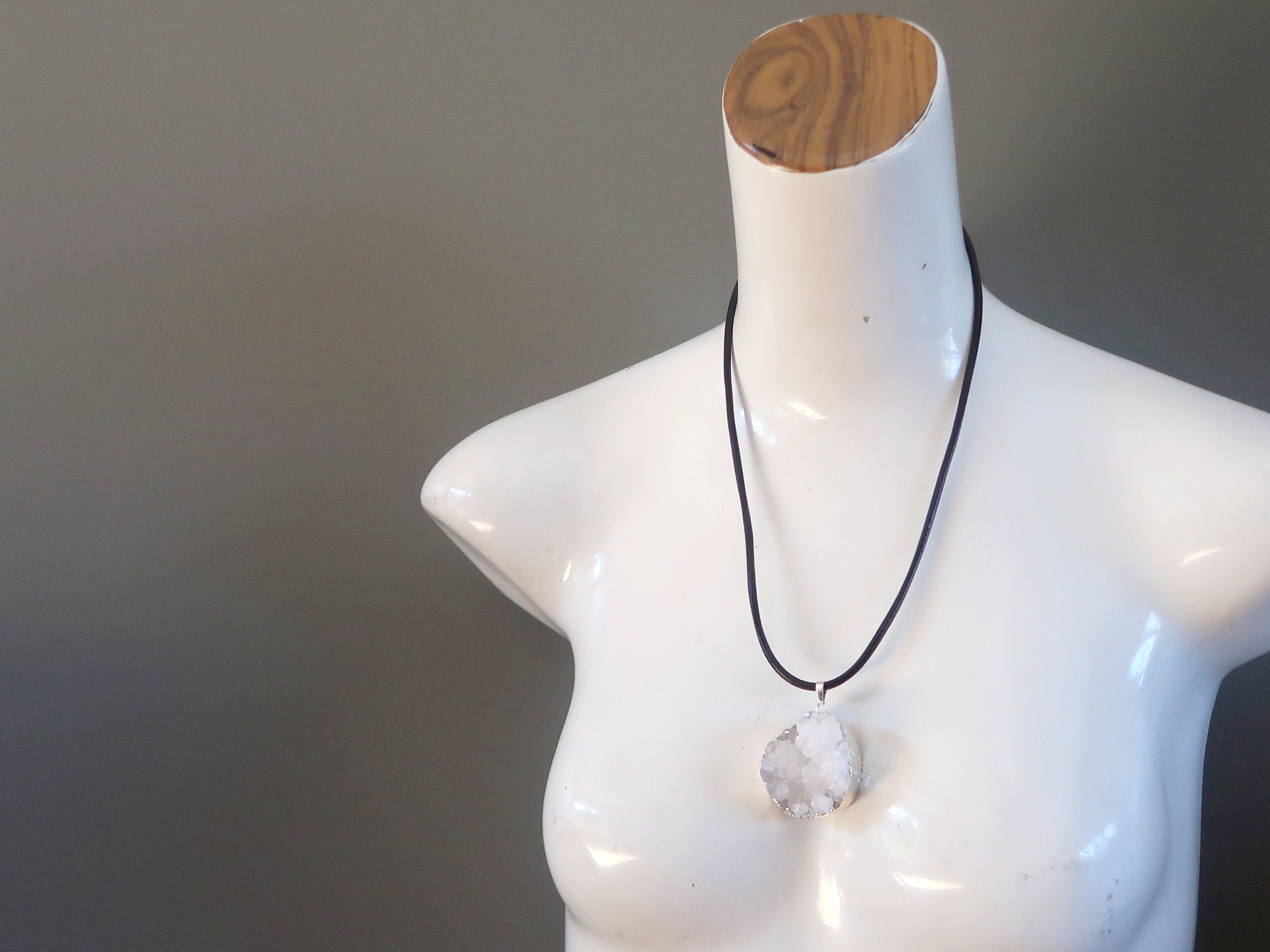 Collier en quartz brut transparent, amas de pierres scintillantes blanches, cuir épais
