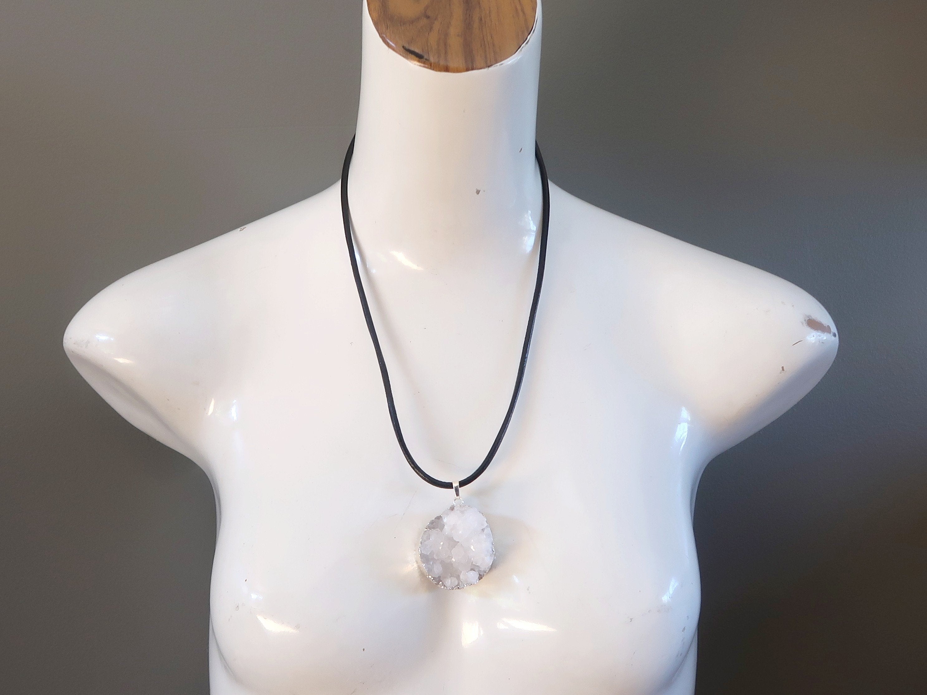 Collier en quartz brut transparent, amas de pierres scintillantes blanches, cuir épais