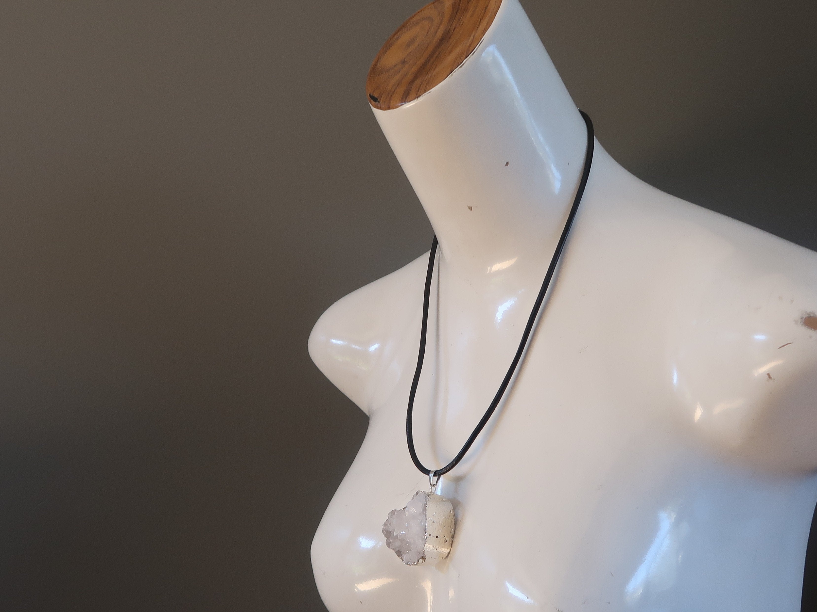 Collier en quartz brut transparent, amas de pierres scintillantes blanches, cuir épais