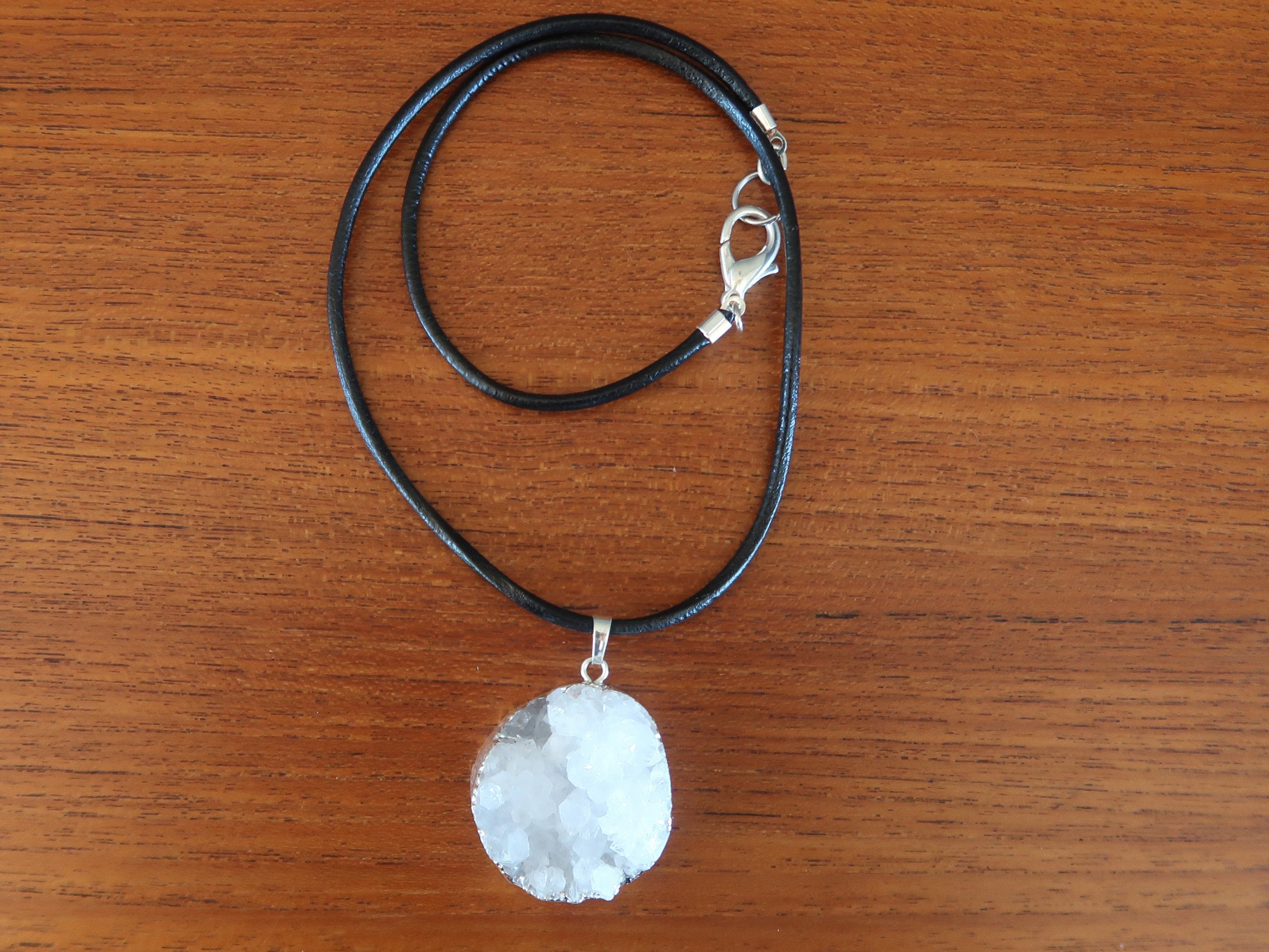 Collier en quartz brut transparent, amas de pierres scintillantes blanches, cuir épais