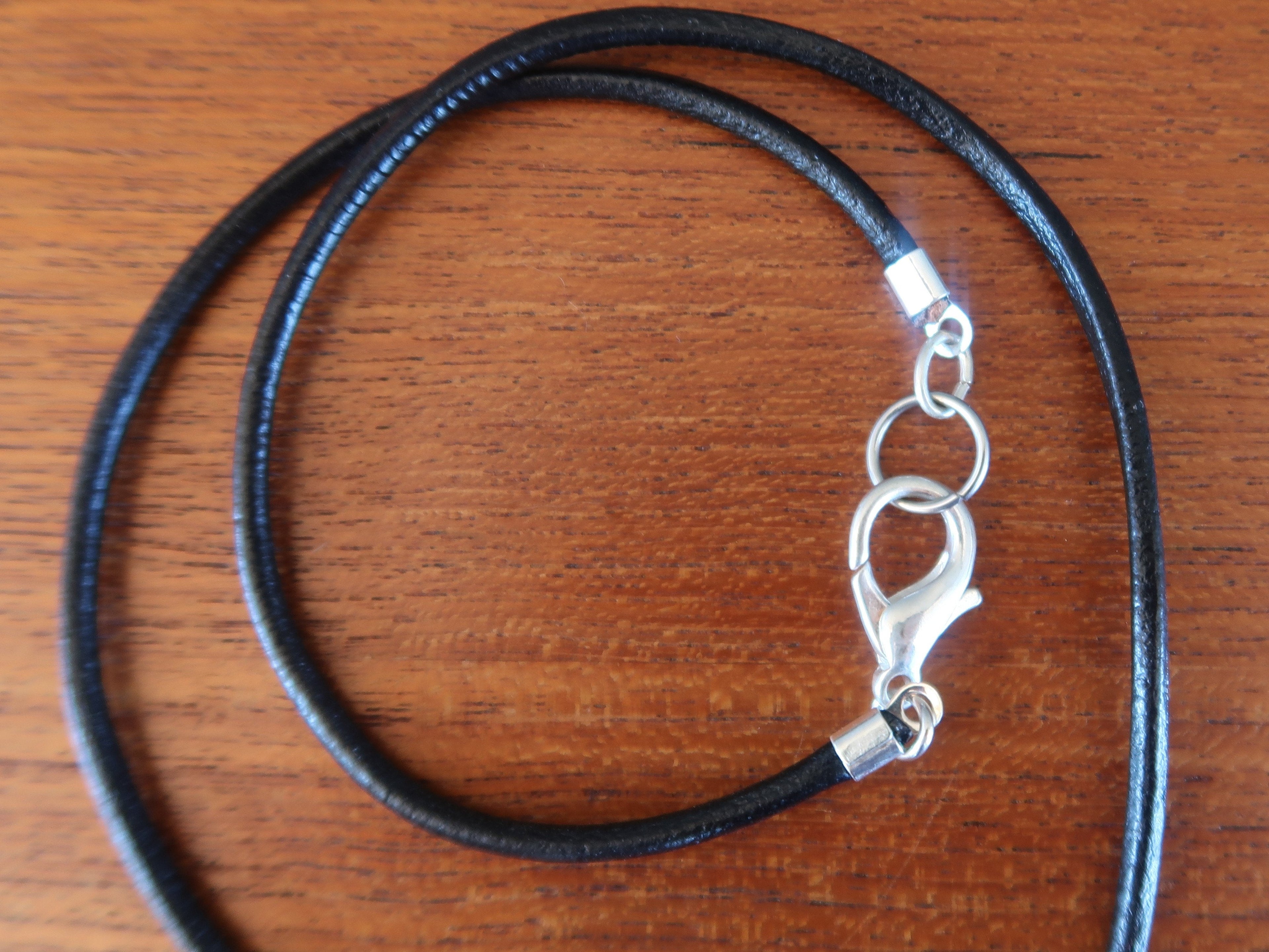 Collier en quartz brut transparent, amas de pierres scintillantes blanches, cuir épais