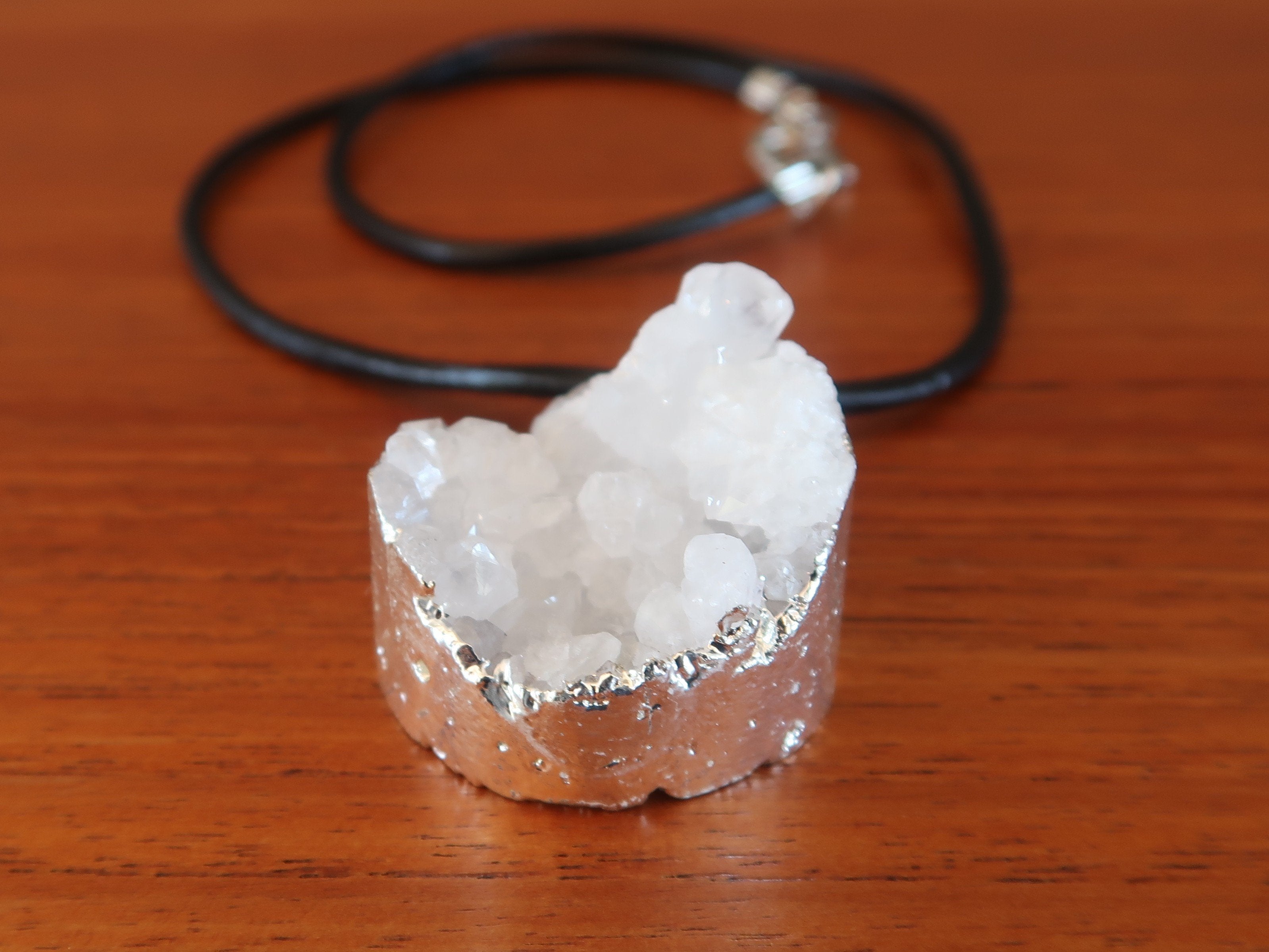 Collier en quartz brut transparent, amas de pierres scintillantes blanches, cuir épais