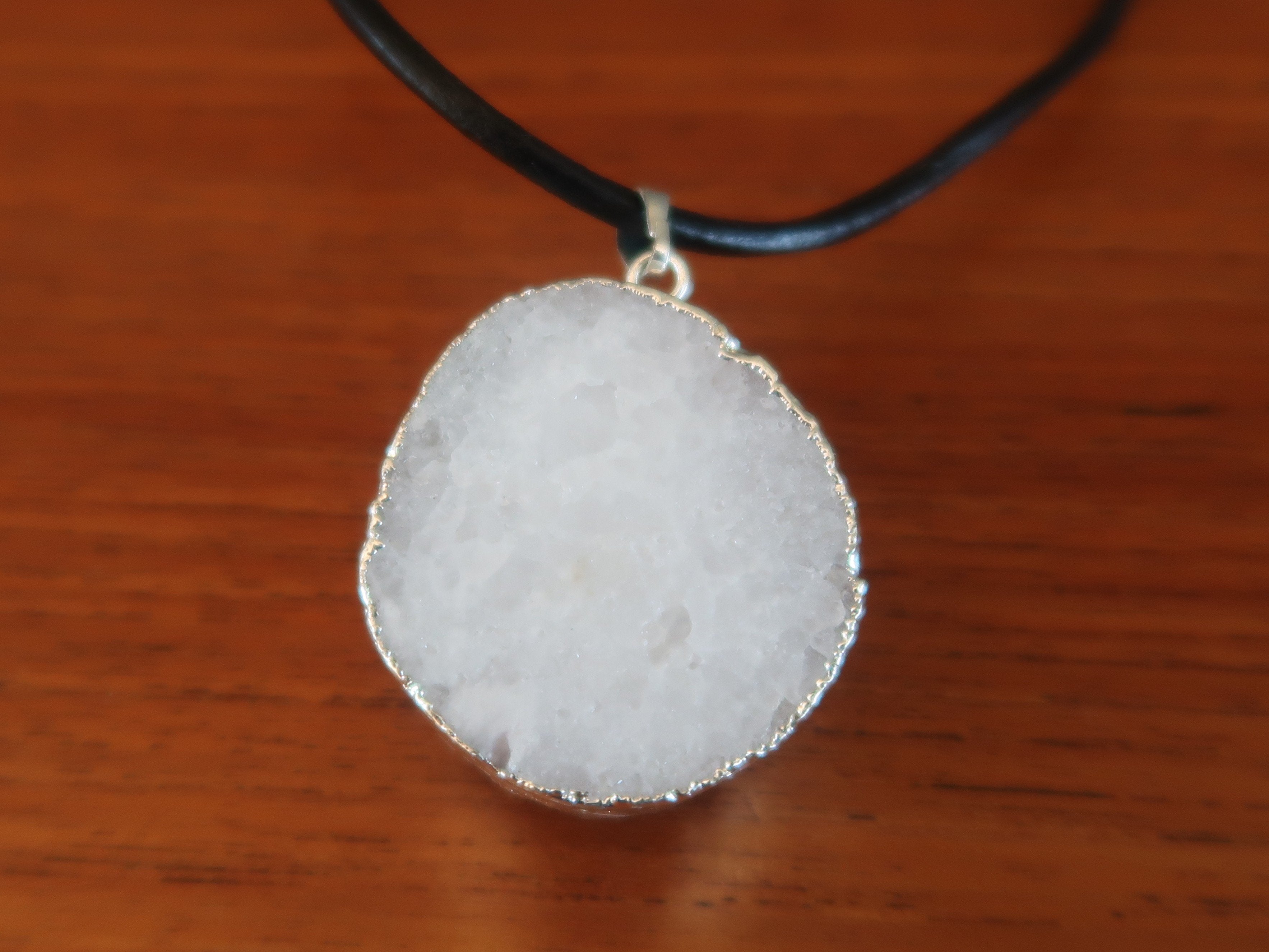 Collier en quartz brut transparent, amas de pierres scintillantes blanches, cuir épais