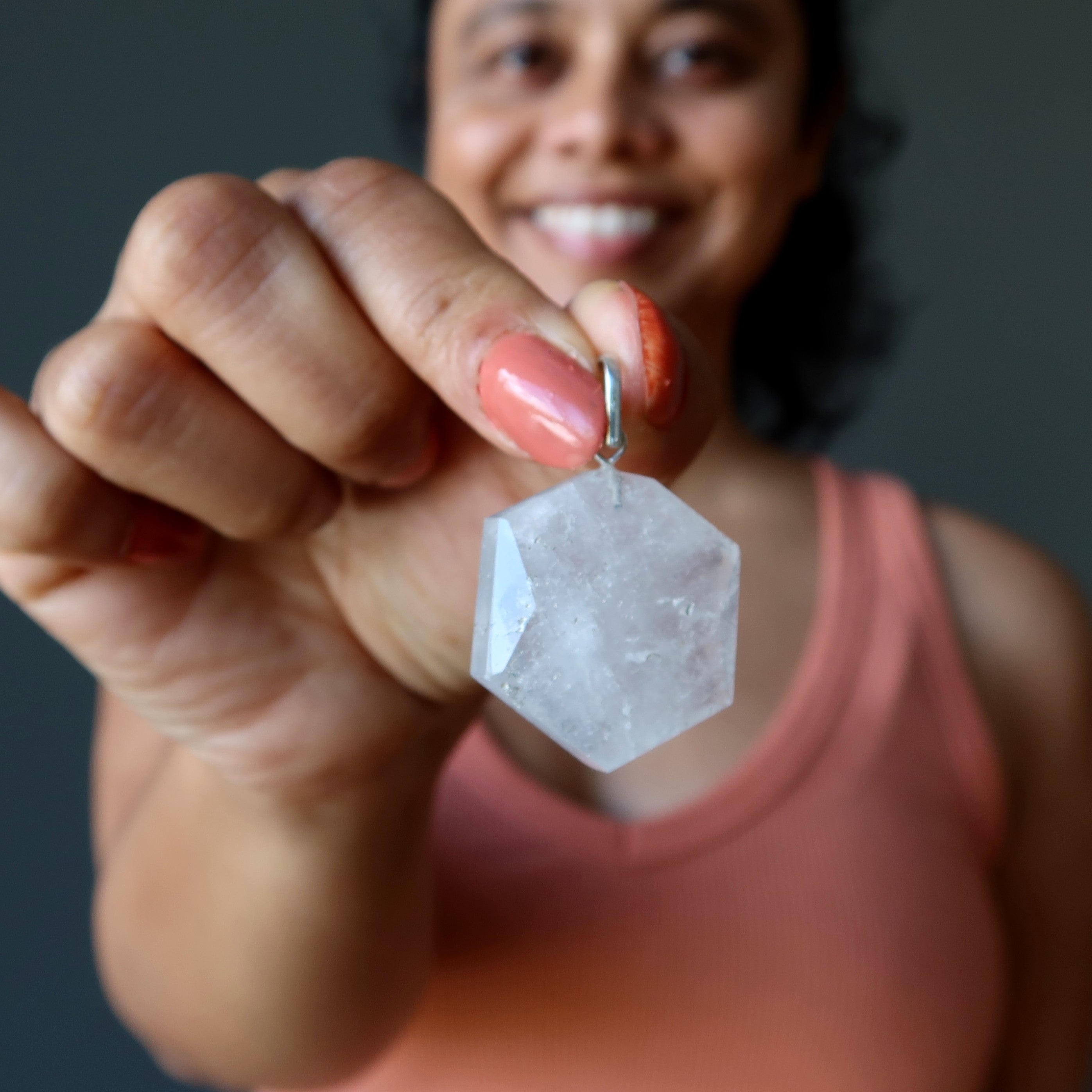 Pendentif en Quartz Clair Hexagonal Voyageur Temporel Argenté