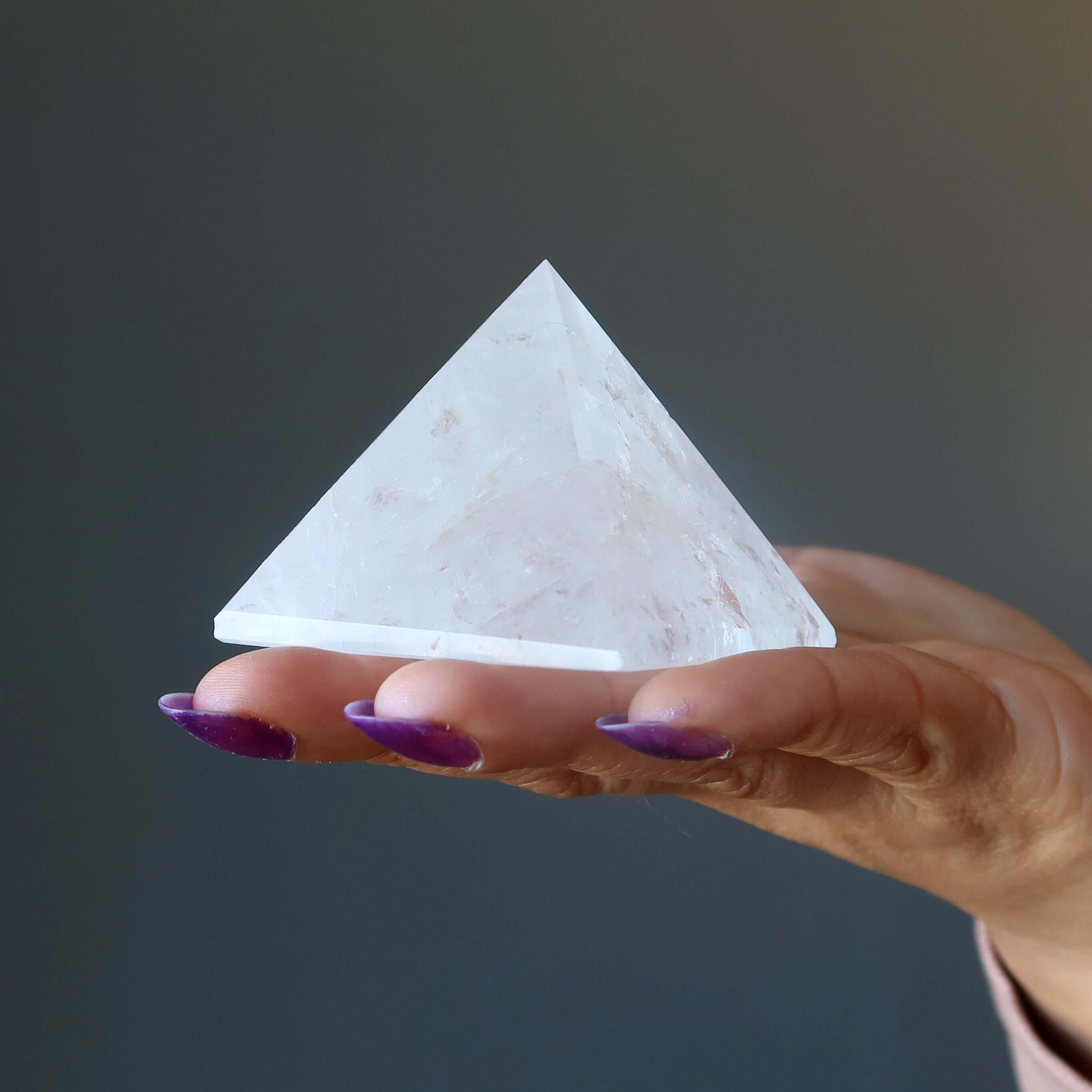 Pyramide en cristal de quartz transparent Guerrier blessé