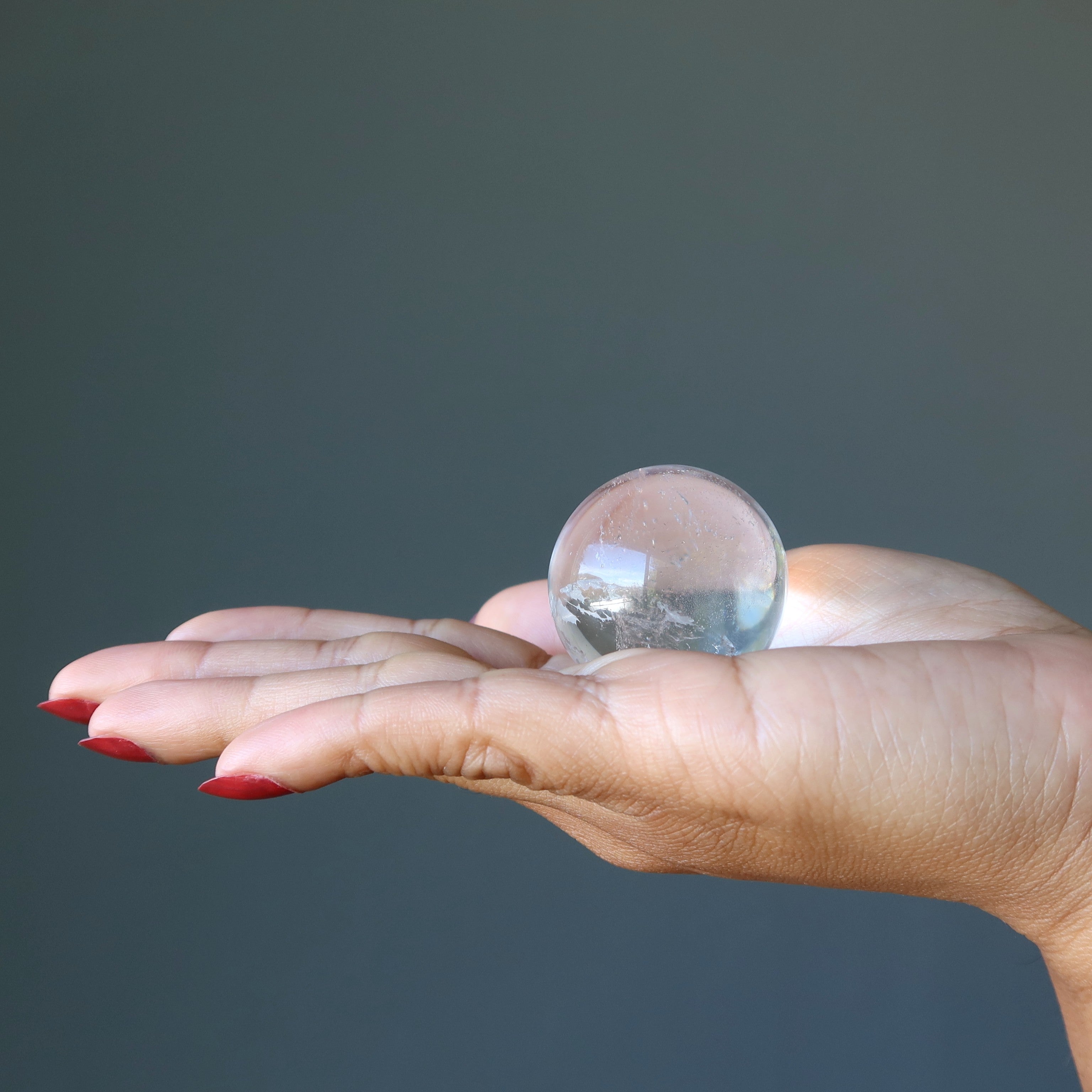 Sphère de quartz clair : Visions dans la boule de cristal de divination temporelle