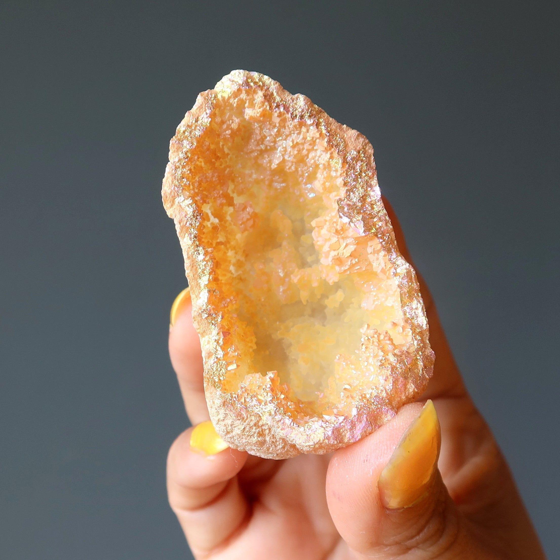 Regenbogen-Aura-Quarz-Geode, tiefgelber, geldanziehender Energiestein